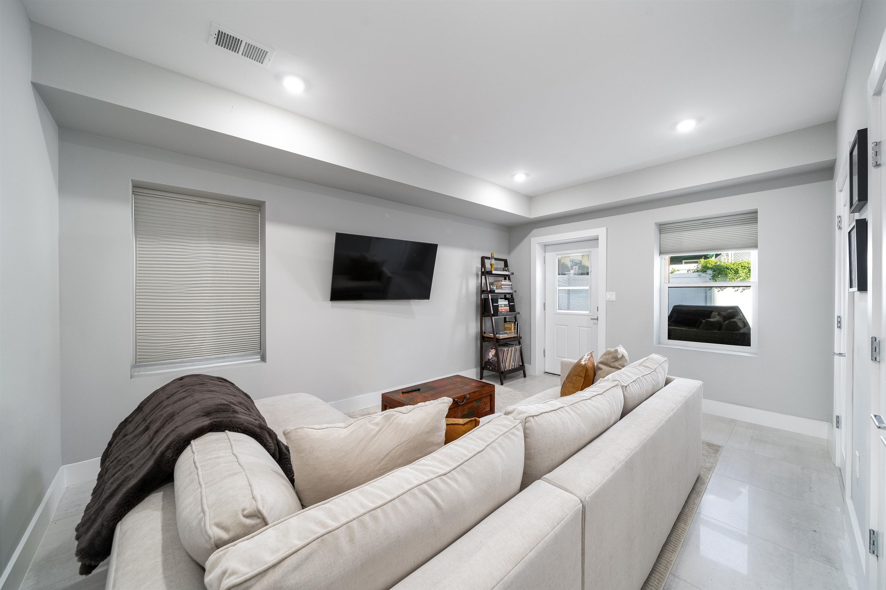 206 FREEMAN AVE Unit: 1
