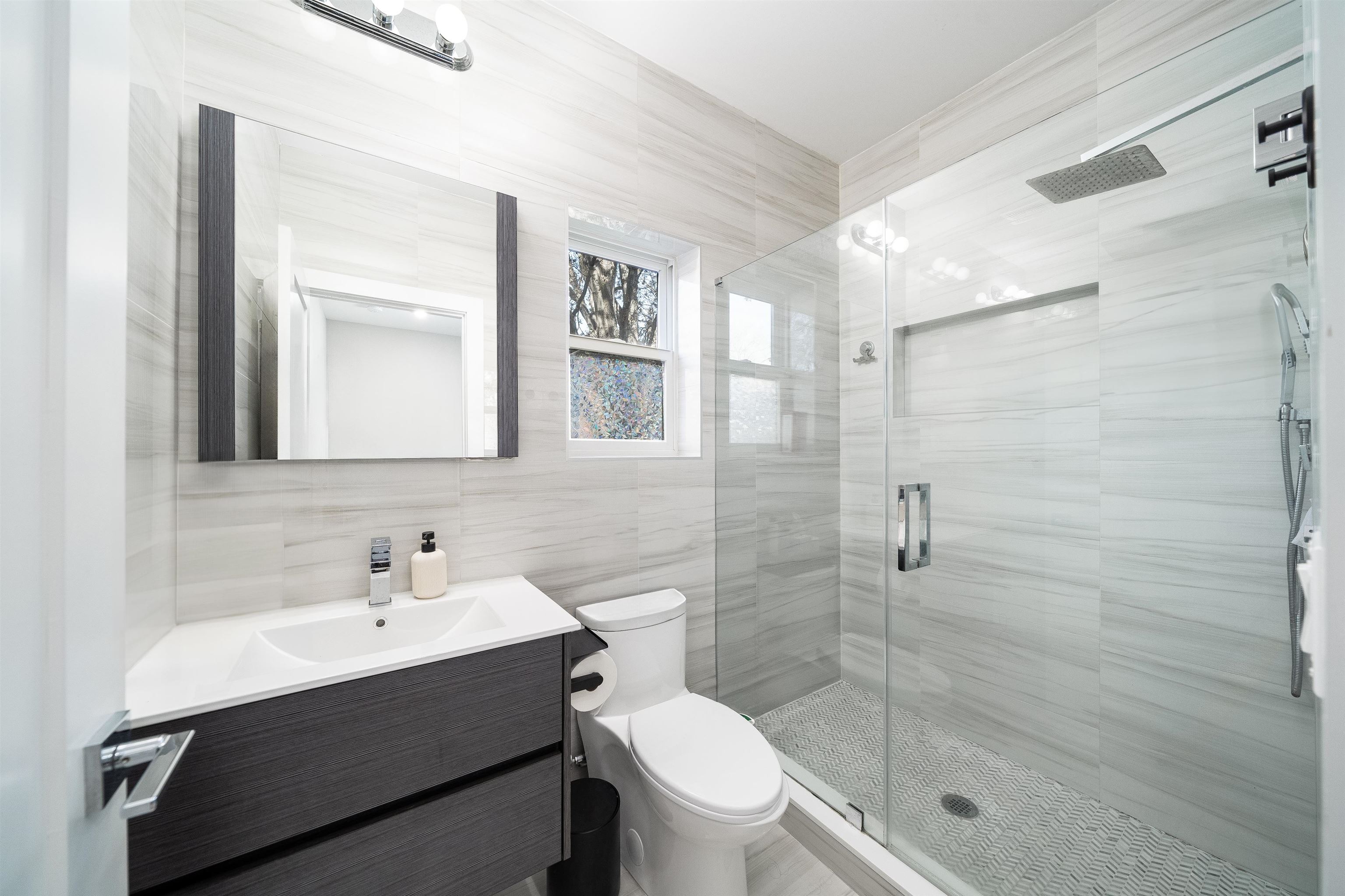 206 FREEMAN AVE Unit: 1