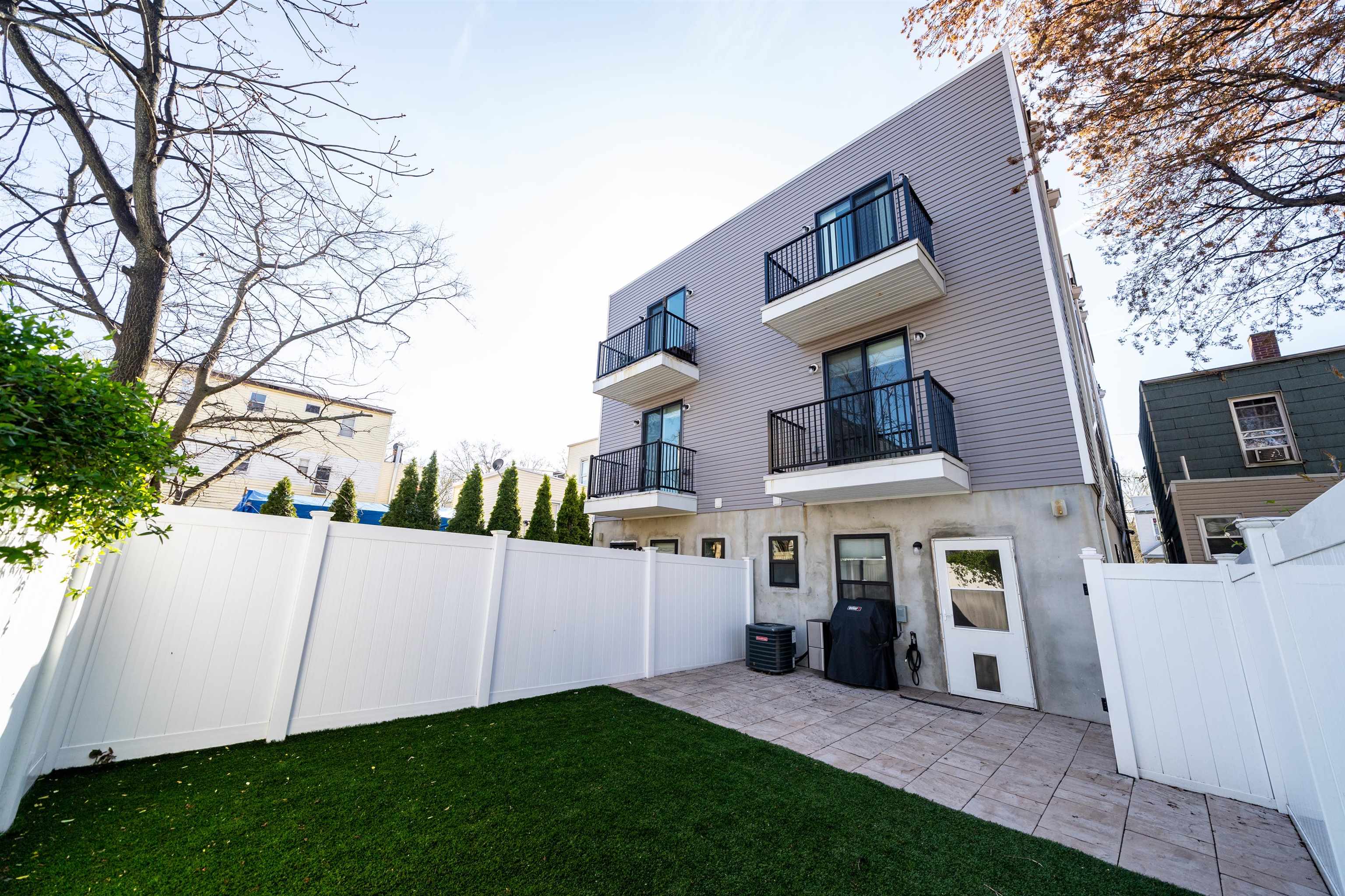 206 FREEMAN AVE Unit: 1