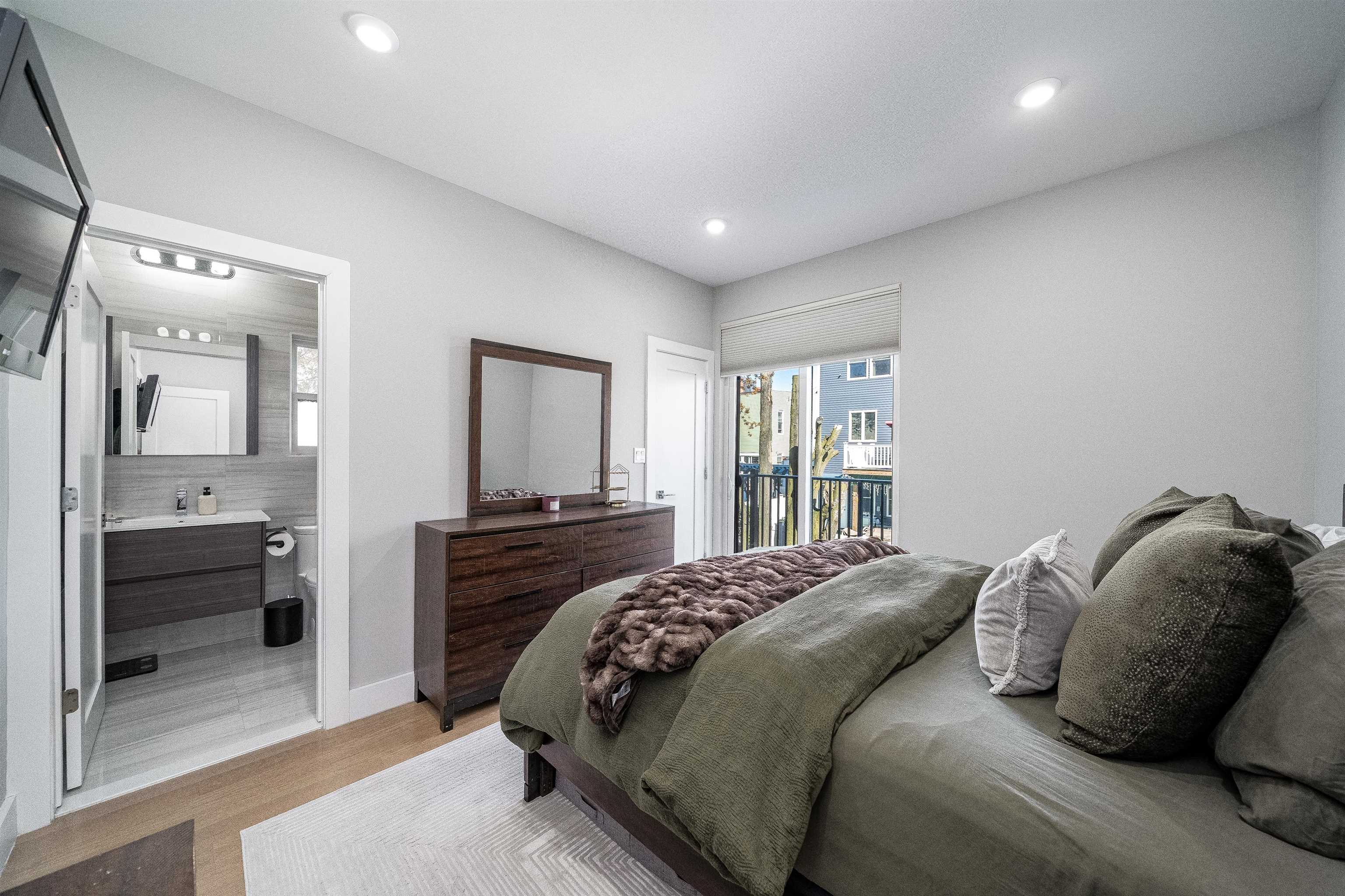 206 FREEMAN AVE Unit: 1