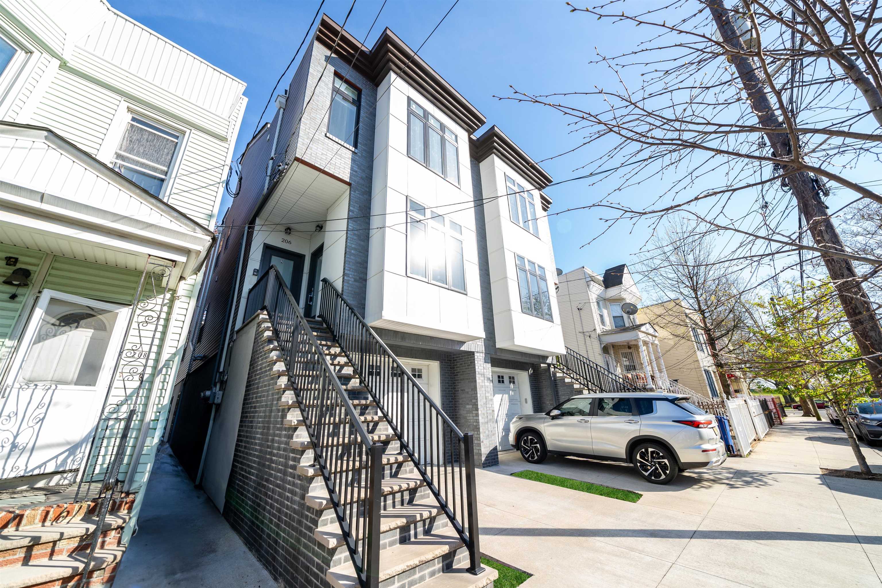 206 FREEMAN AVE Unit: 1