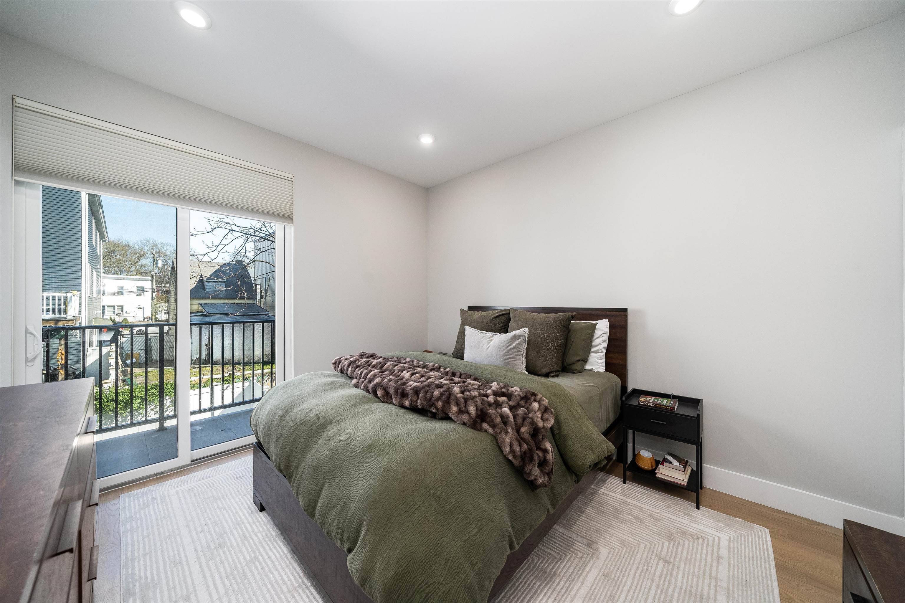 206 FREEMAN AVE Unit: 1