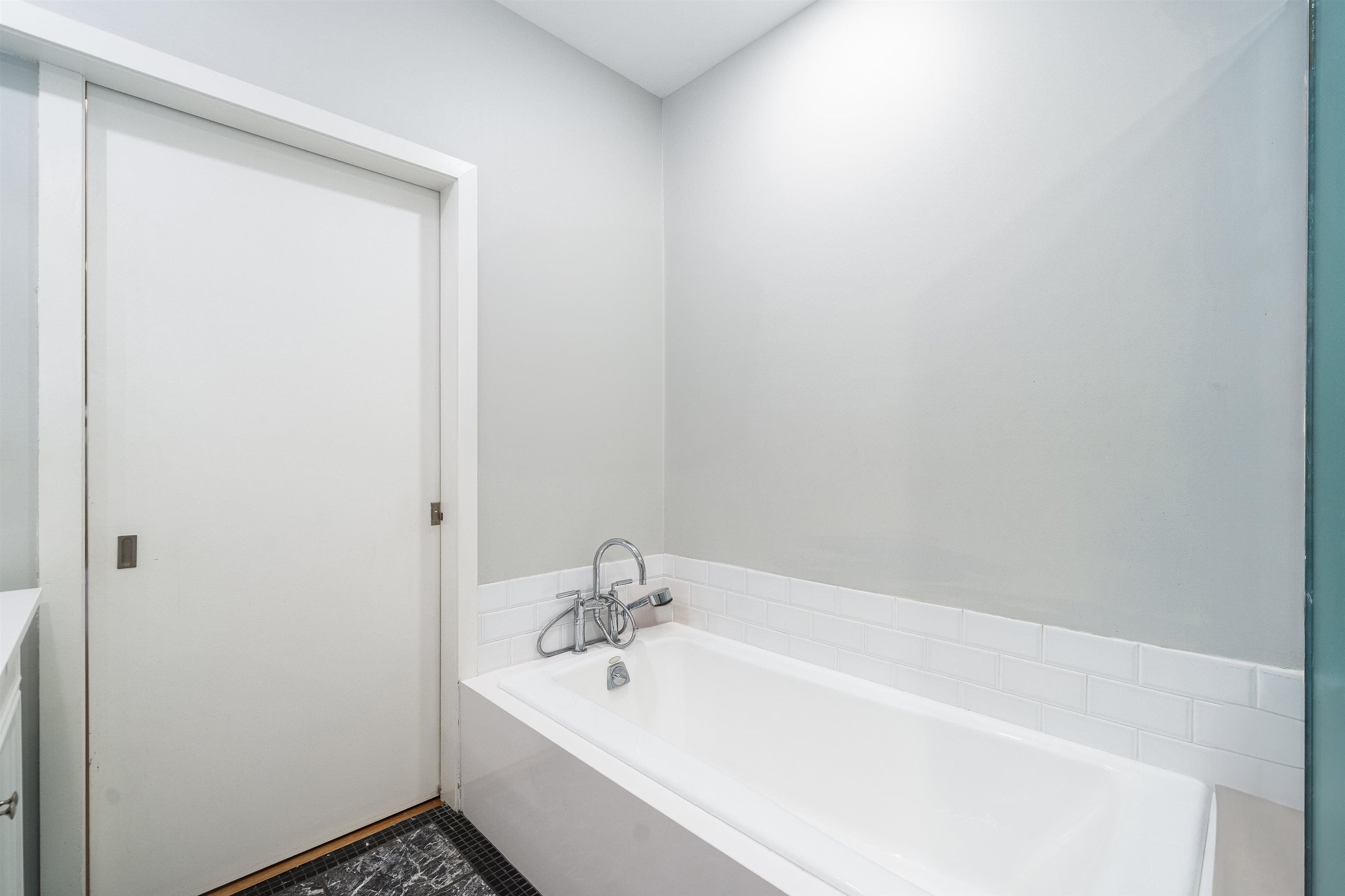 612 CLINTON ST Unit: 1B