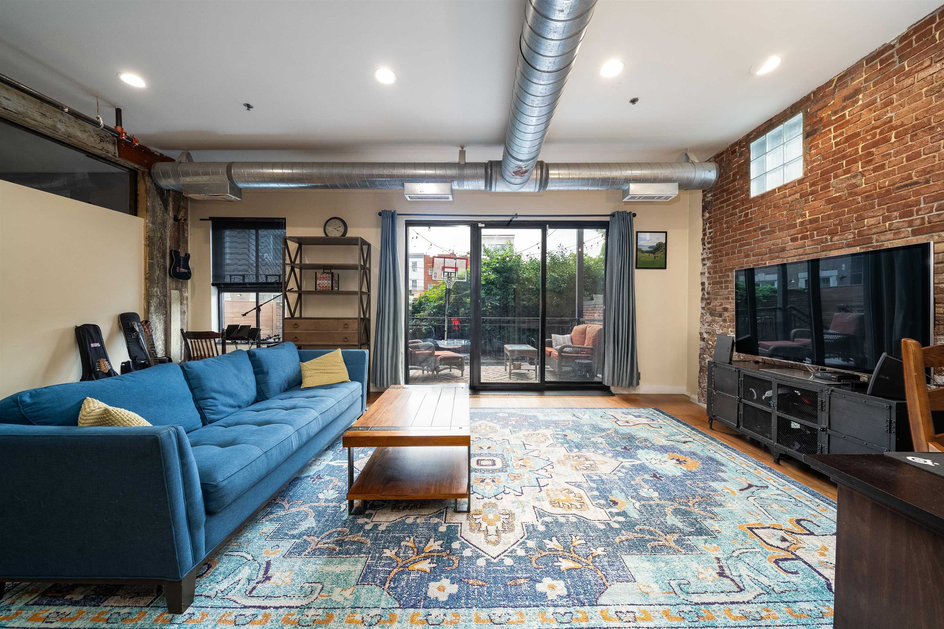 612 CLINTON ST Unit: 1B