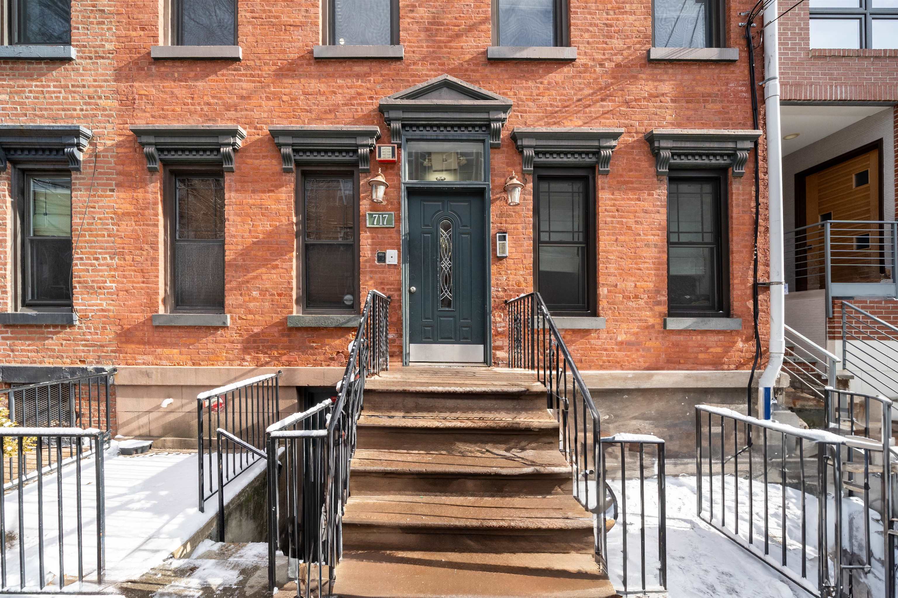 717 ADAMS ST Unit: 2L