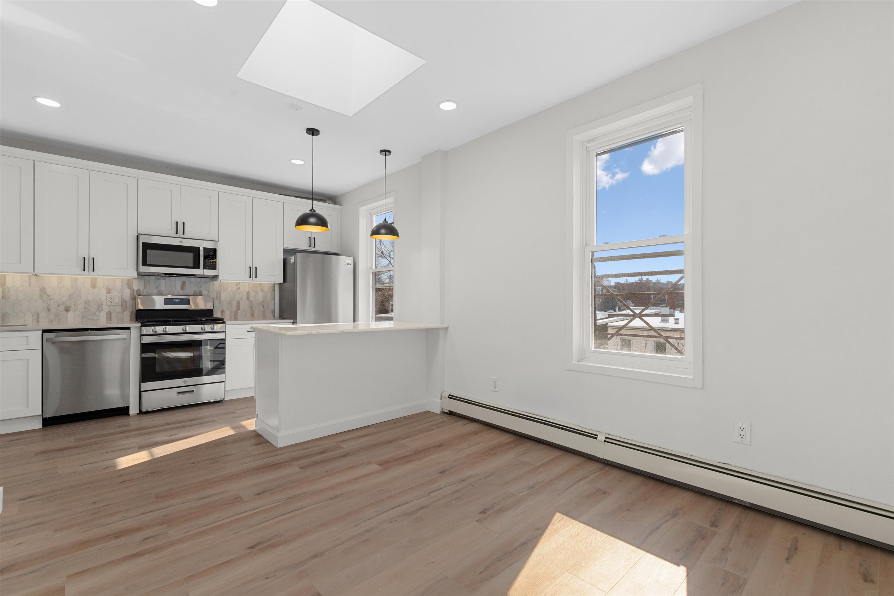 215 48TH ST Unit: 203