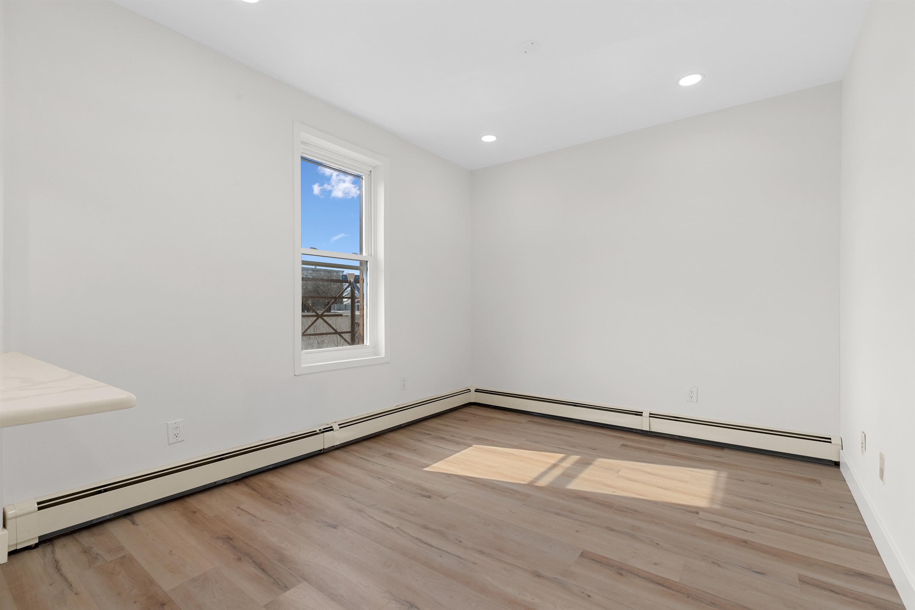 215 48TH ST Unit: 203