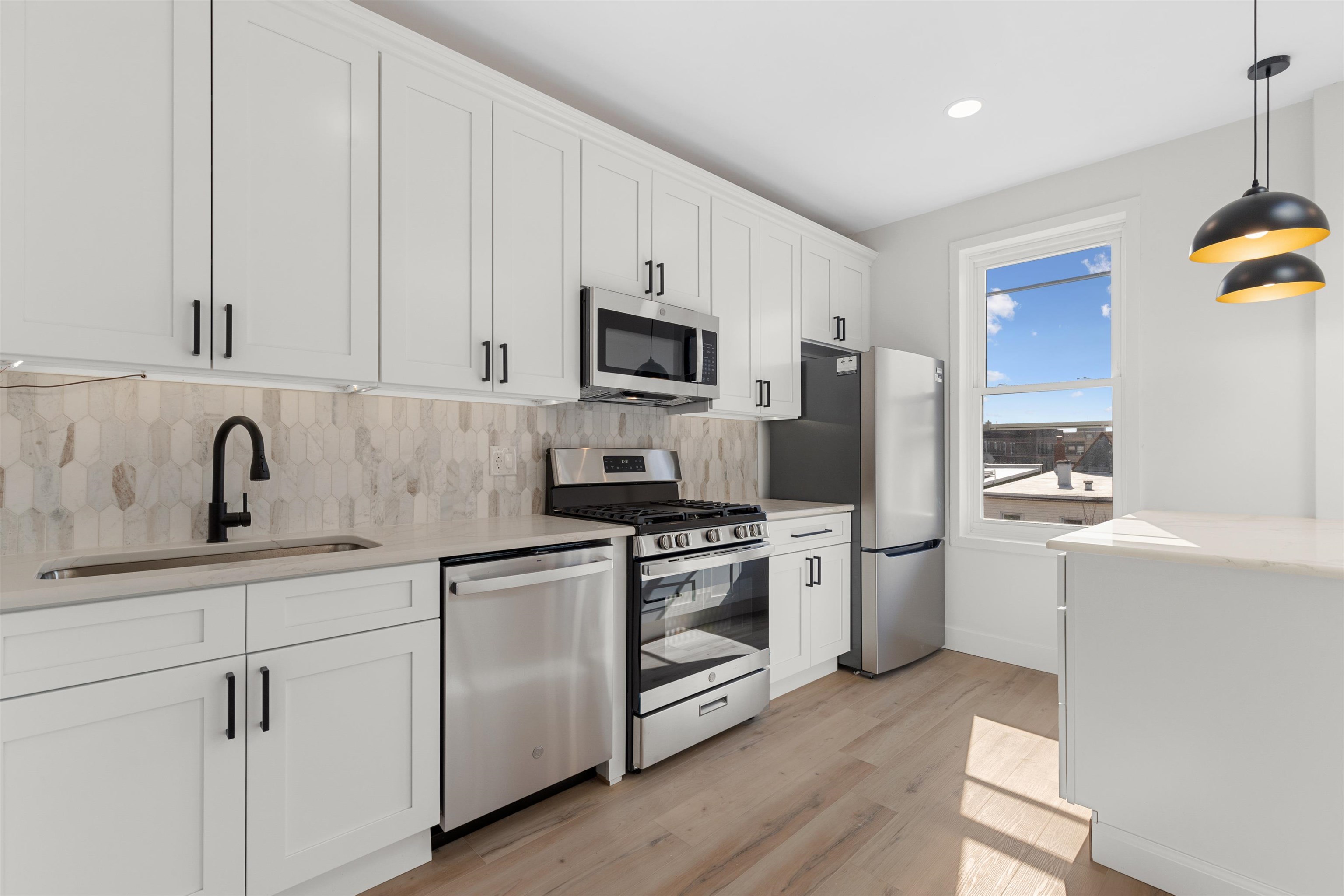 215 48TH ST Unit: 203