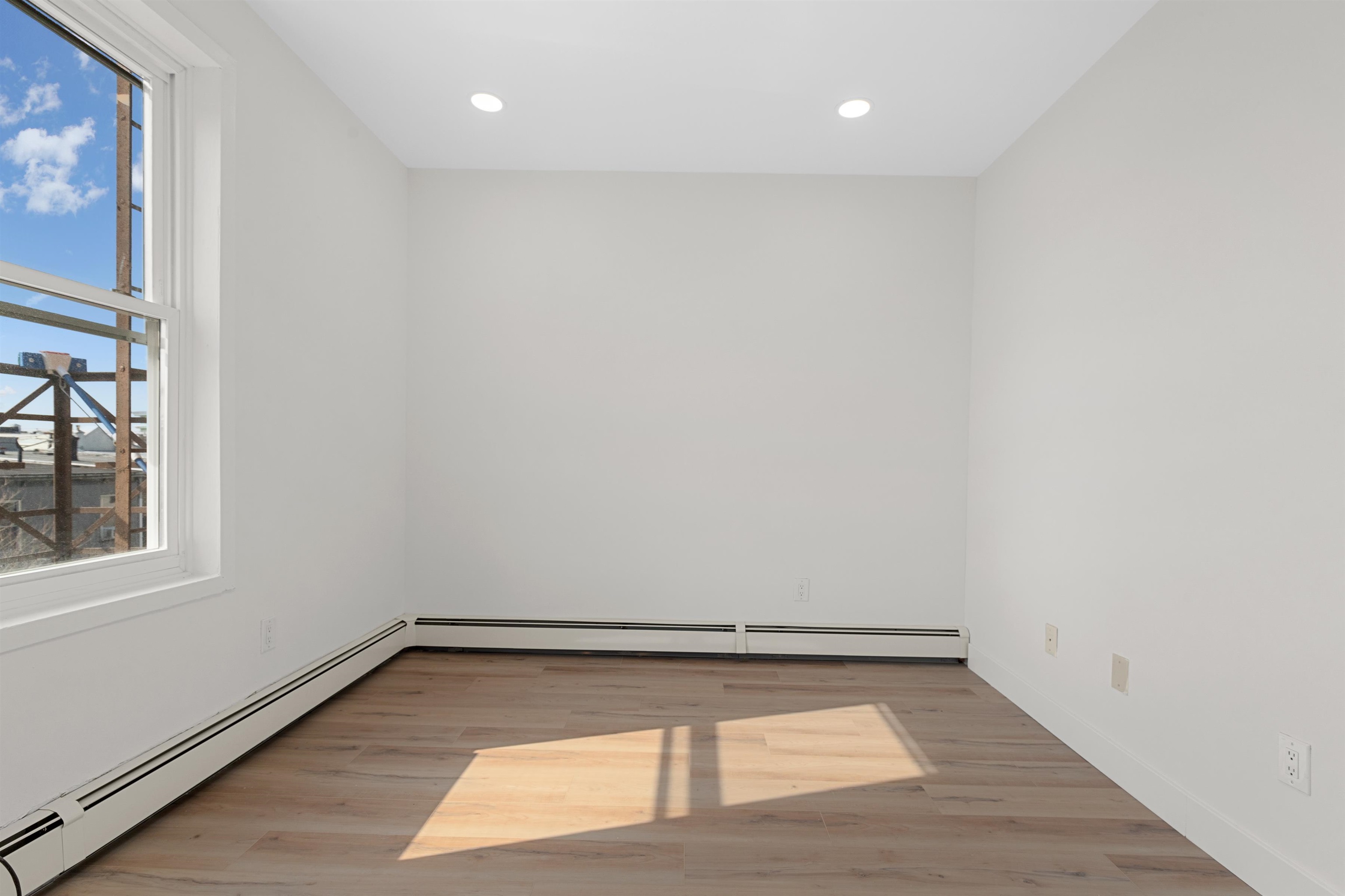 215 48TH ST Unit: 203