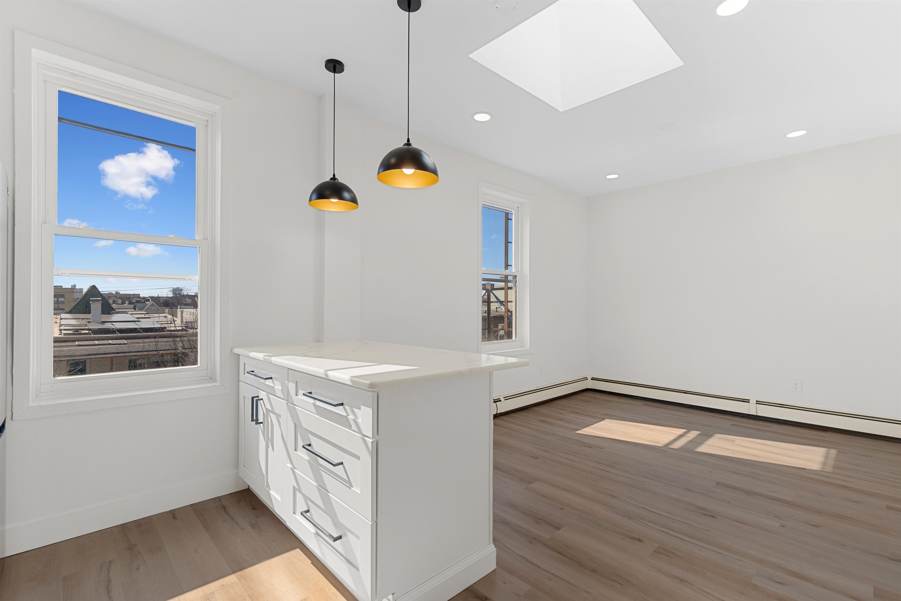 215 48TH ST Unit: 203