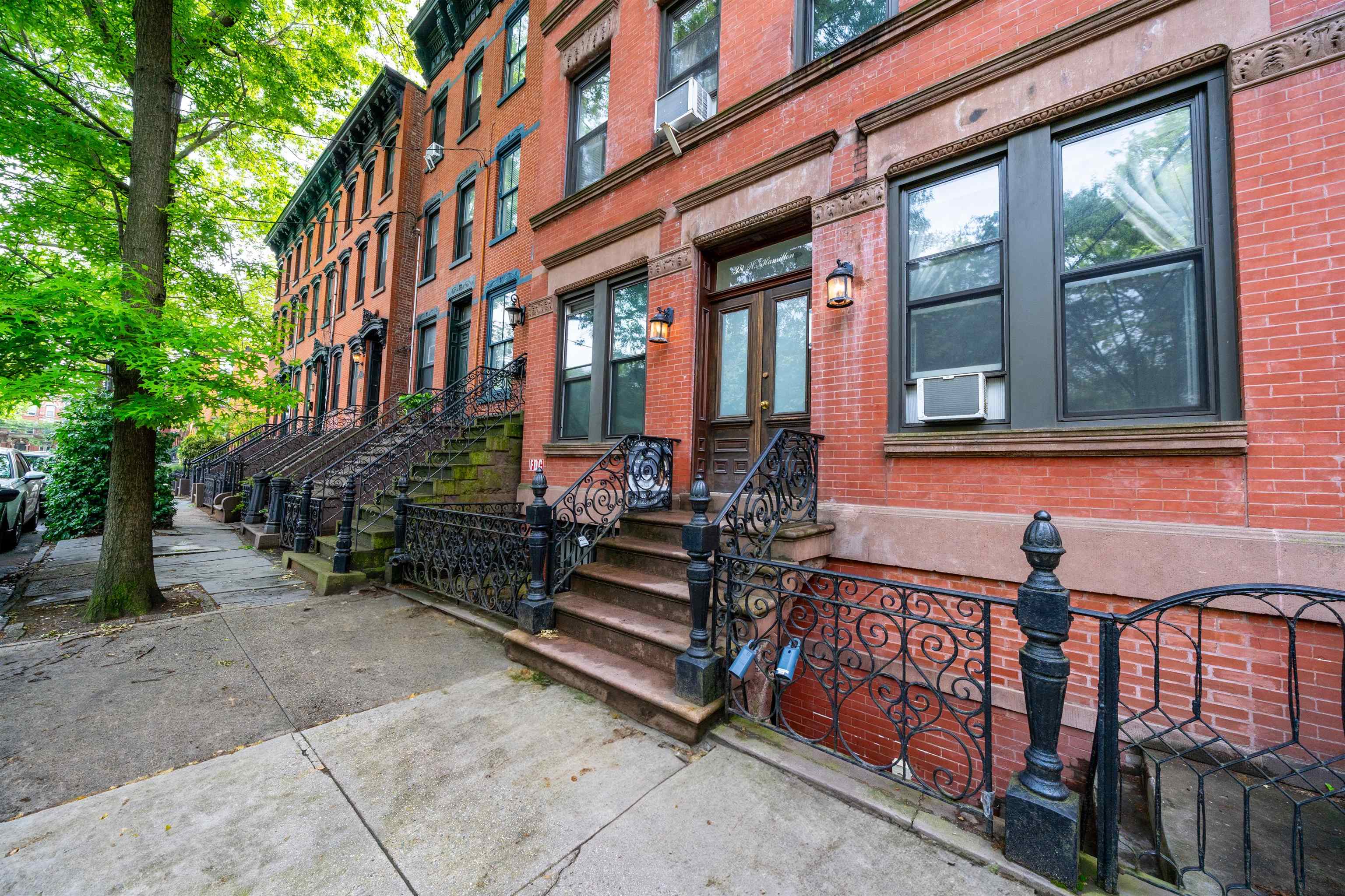 38 WEST HAMILTON PL