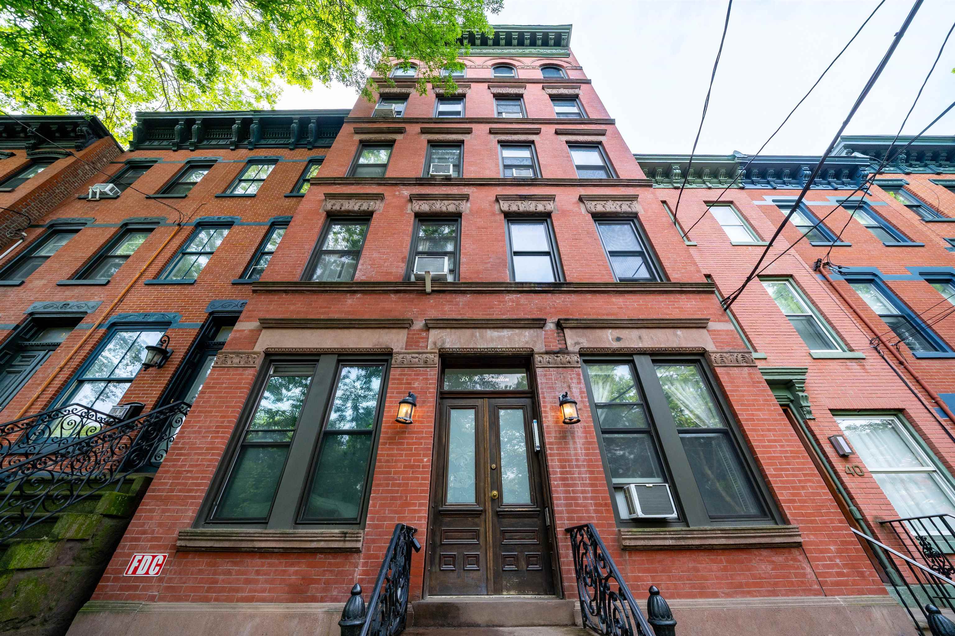 38 WEST HAMILTON PL