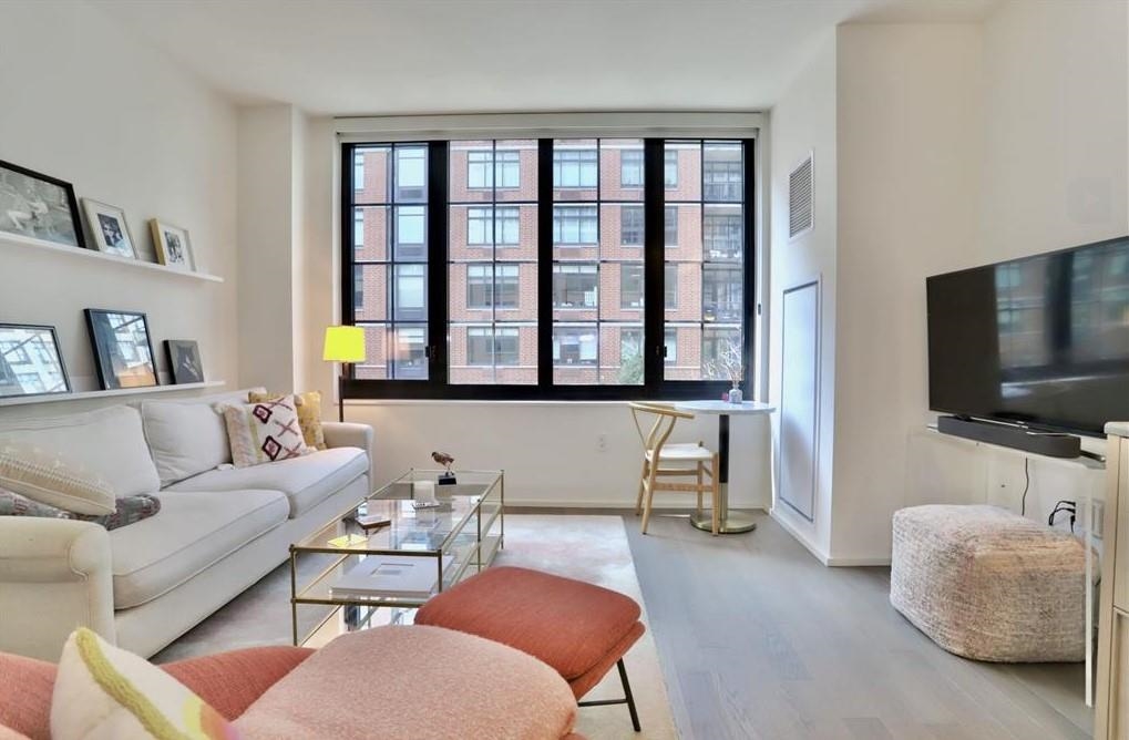 1425 HUDSON ST Unit: 2D