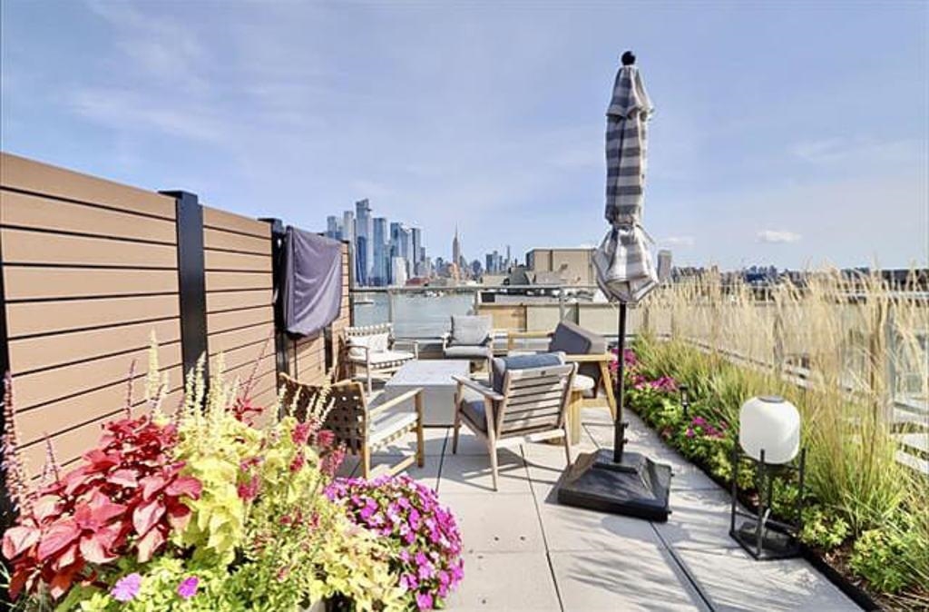 1425 HUDSON ST Unit: 2D