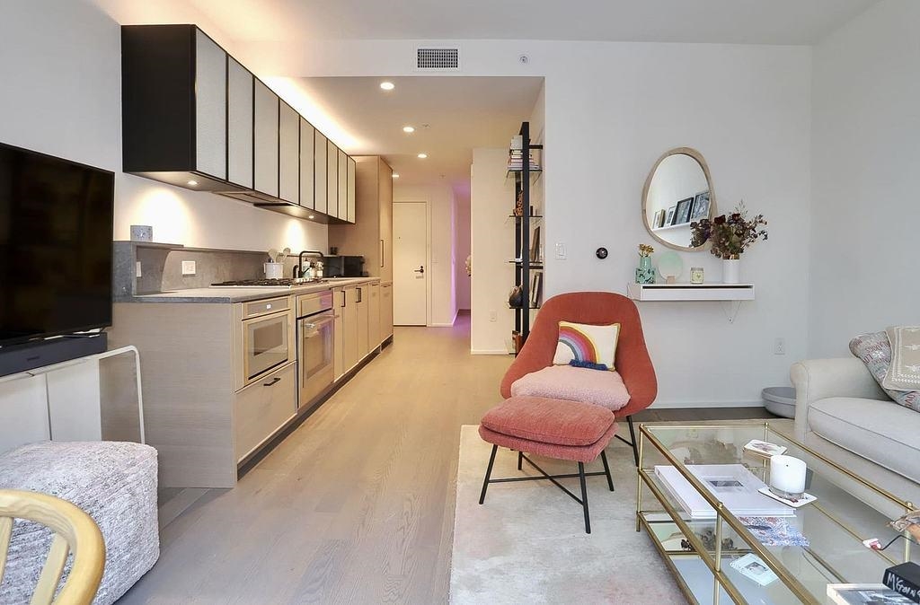 1425 HUDSON ST Unit: 2D