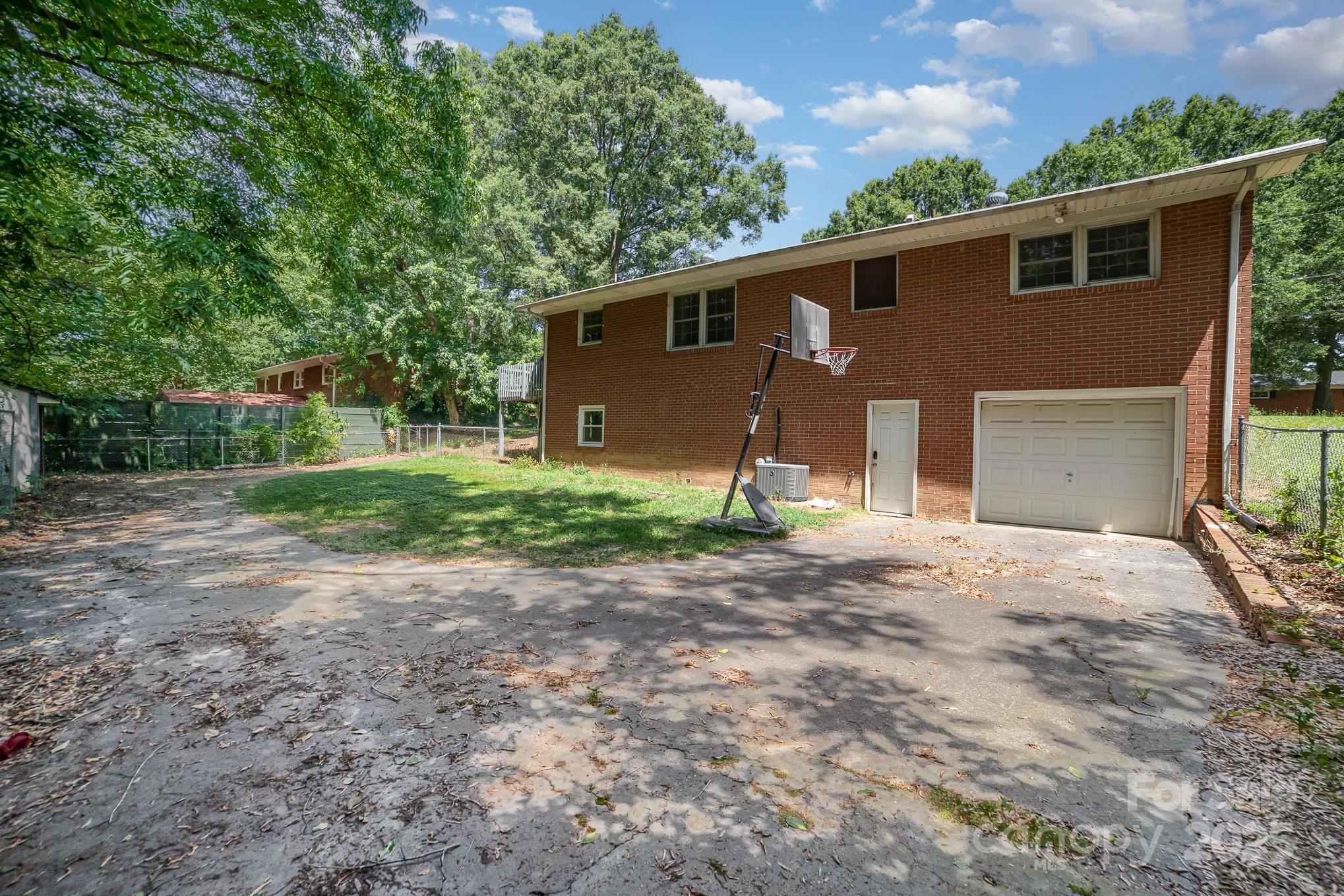 2202 Woodlawn Street