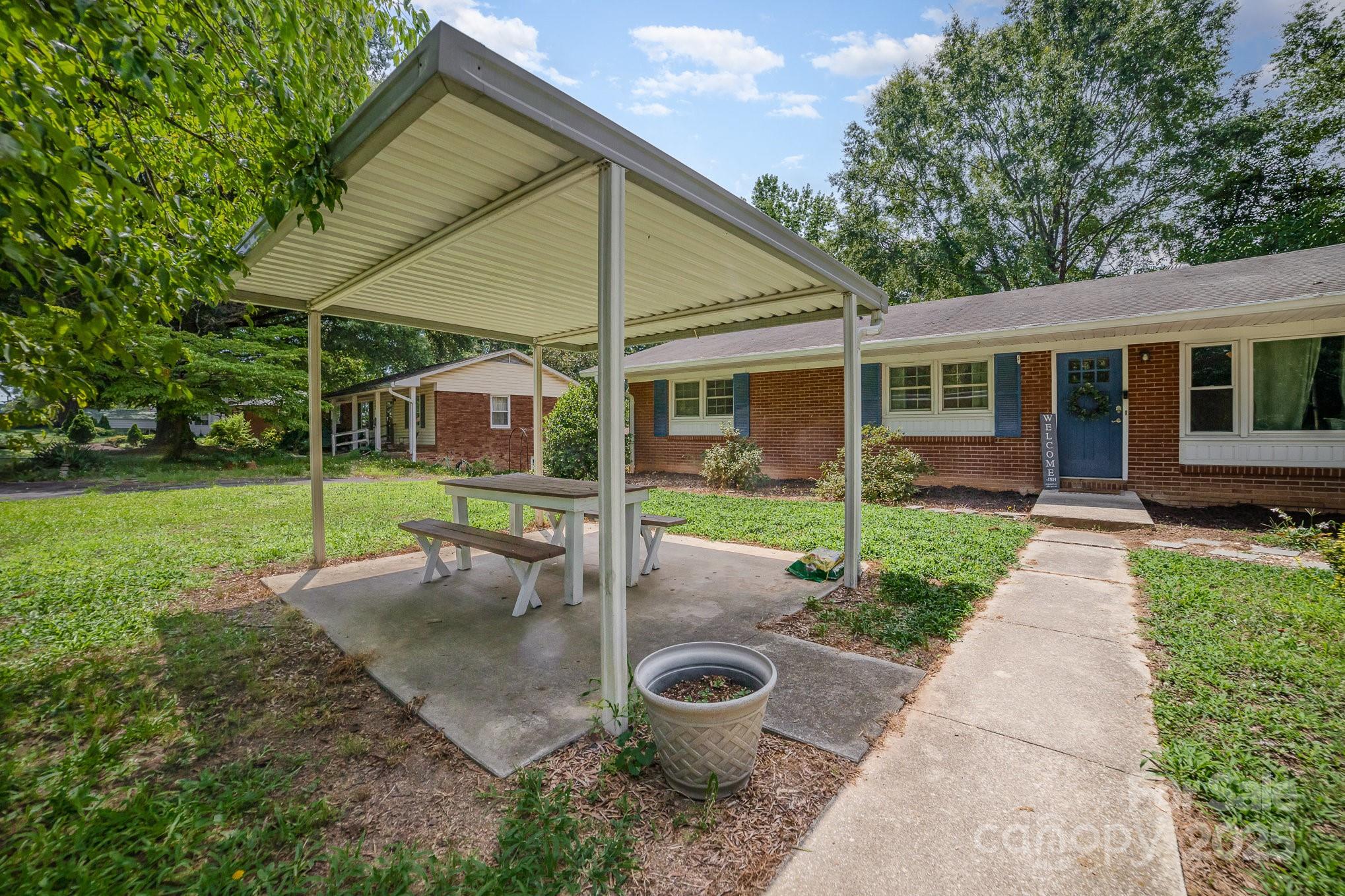 2202 Woodlawn Street