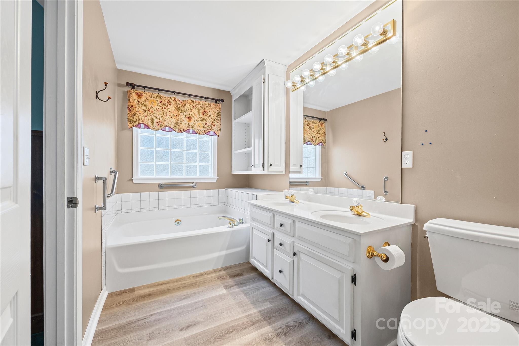 1482 White Hall Place