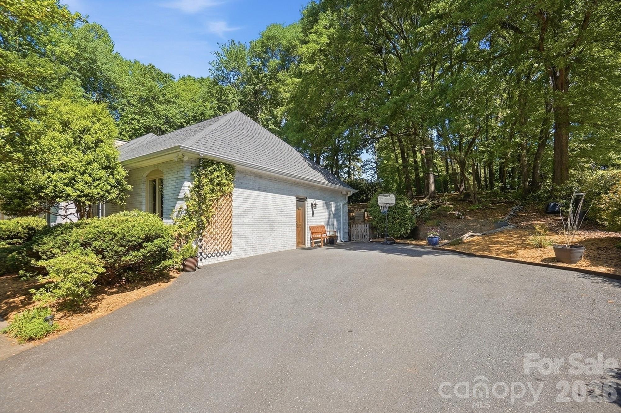 2516 Fairfax Drive