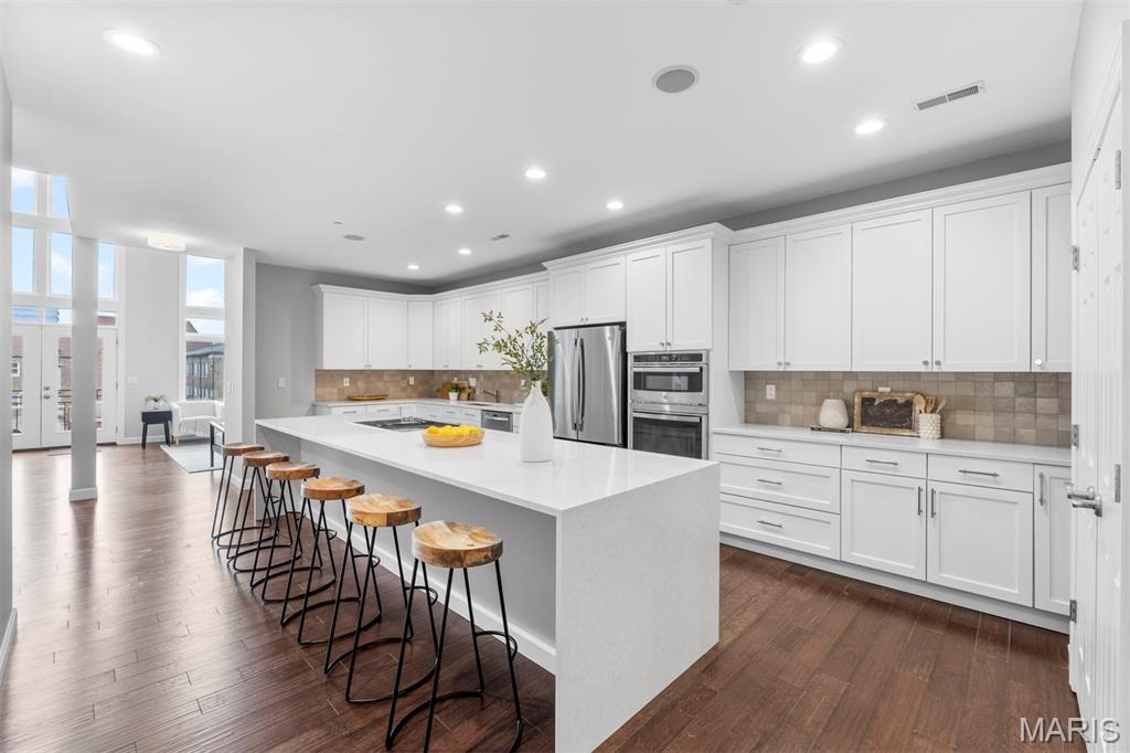 110 N Newstead Avenue Unit: 303