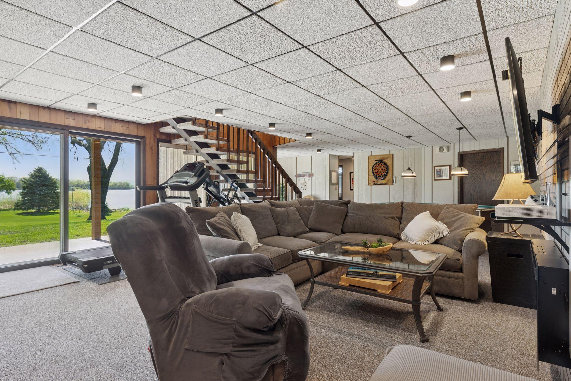 137 Fairlawn Avenue E