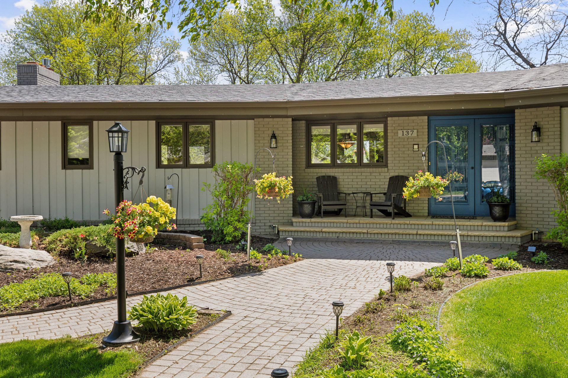 137 Fairlawn Avenue E