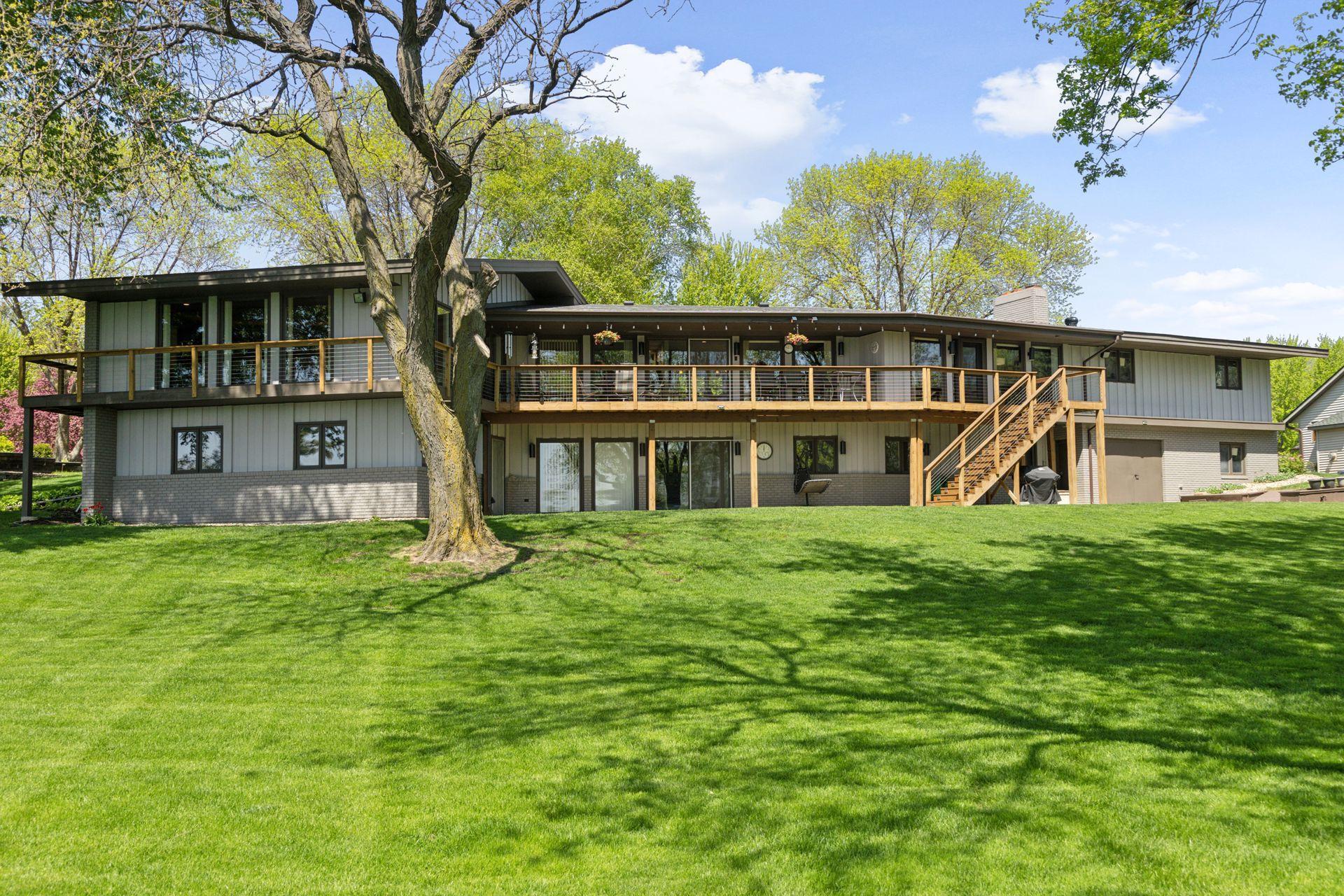 137 Fairlawn Avenue E