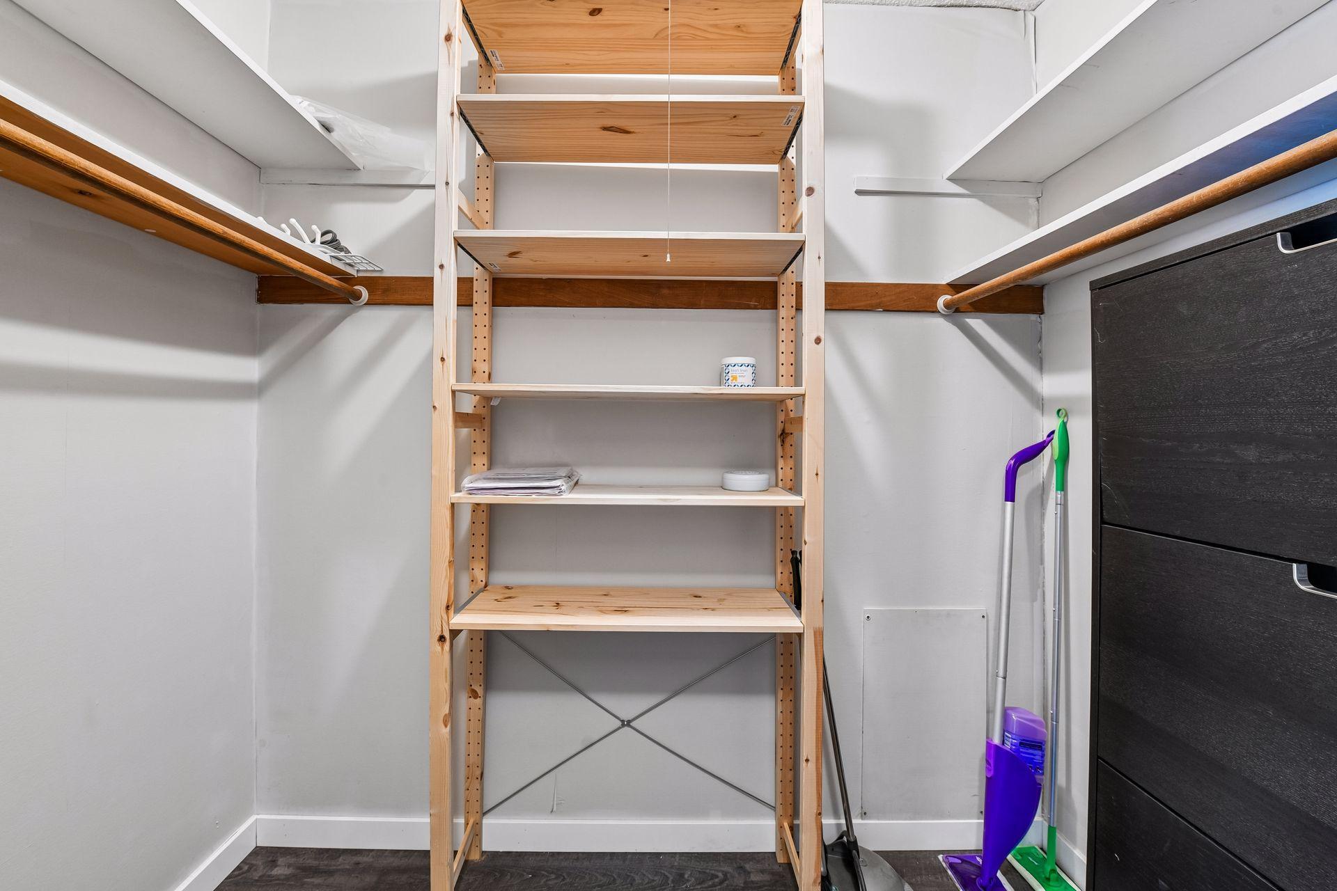 4351 Parklawn Avenue Unit: 205E