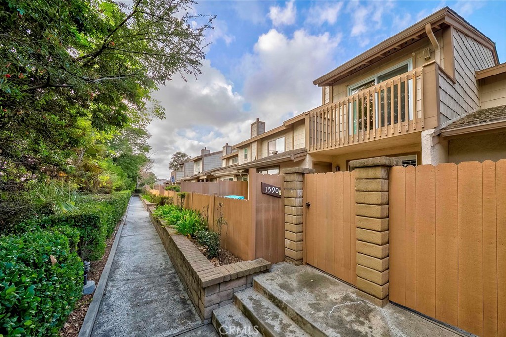 1590 Avenida Selva