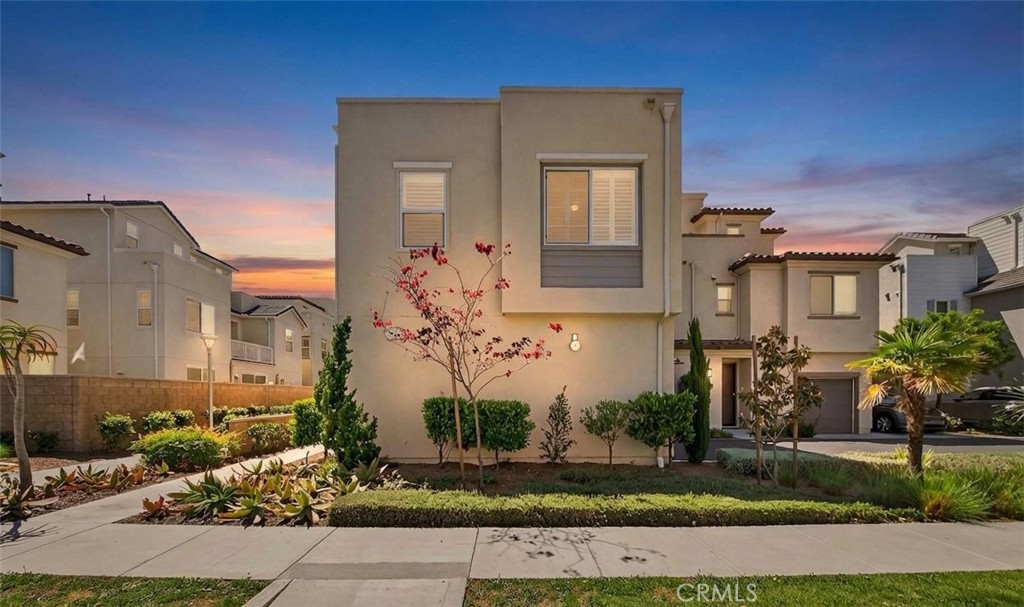 586 S Motif Street