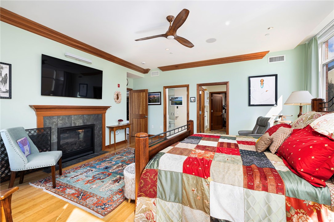 341 Thames Street S-104