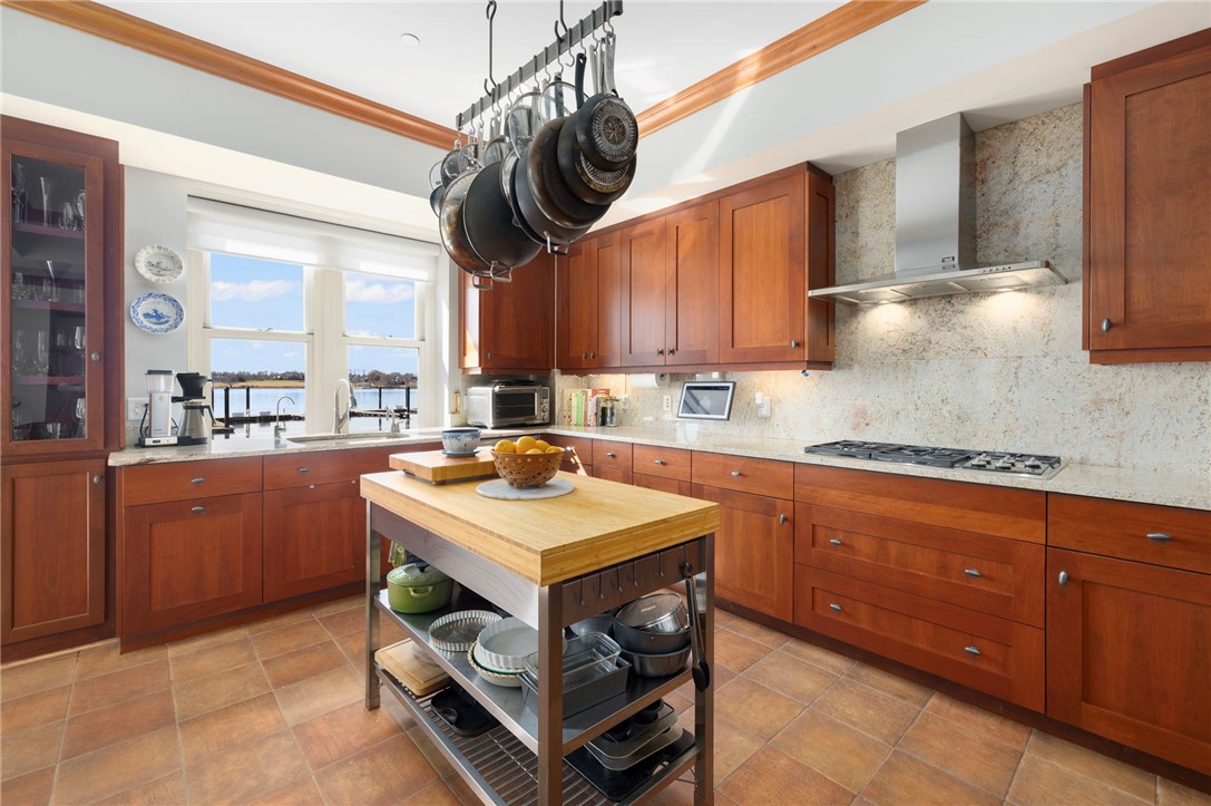 341 Thames Street S-104