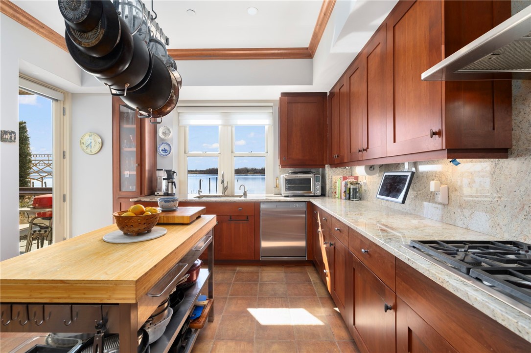 341 Thames Street S-104