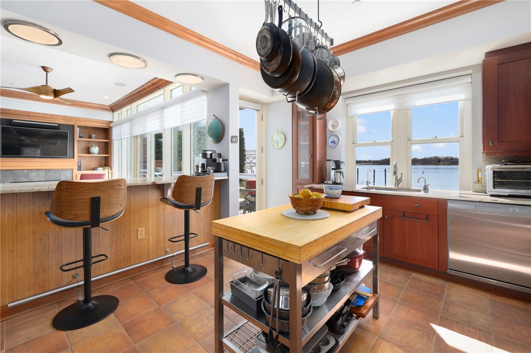341 Thames Street S-104