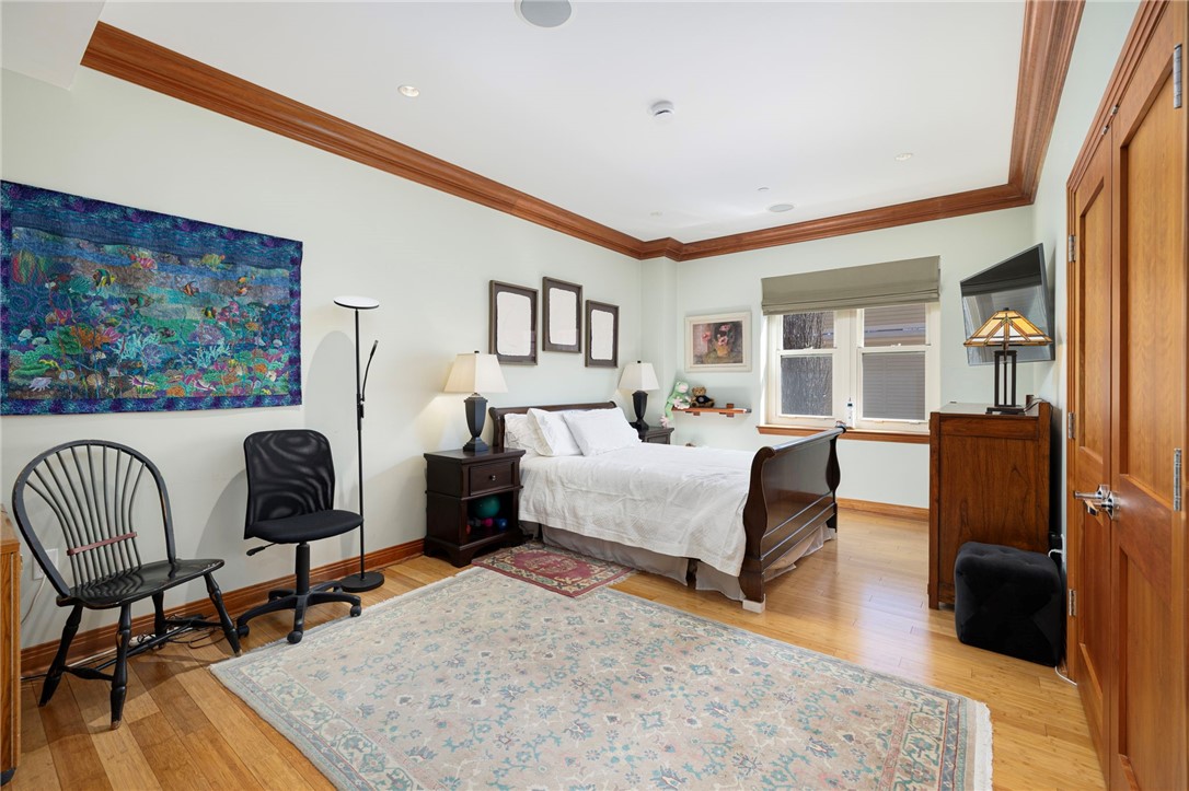 341 Thames Street S-104