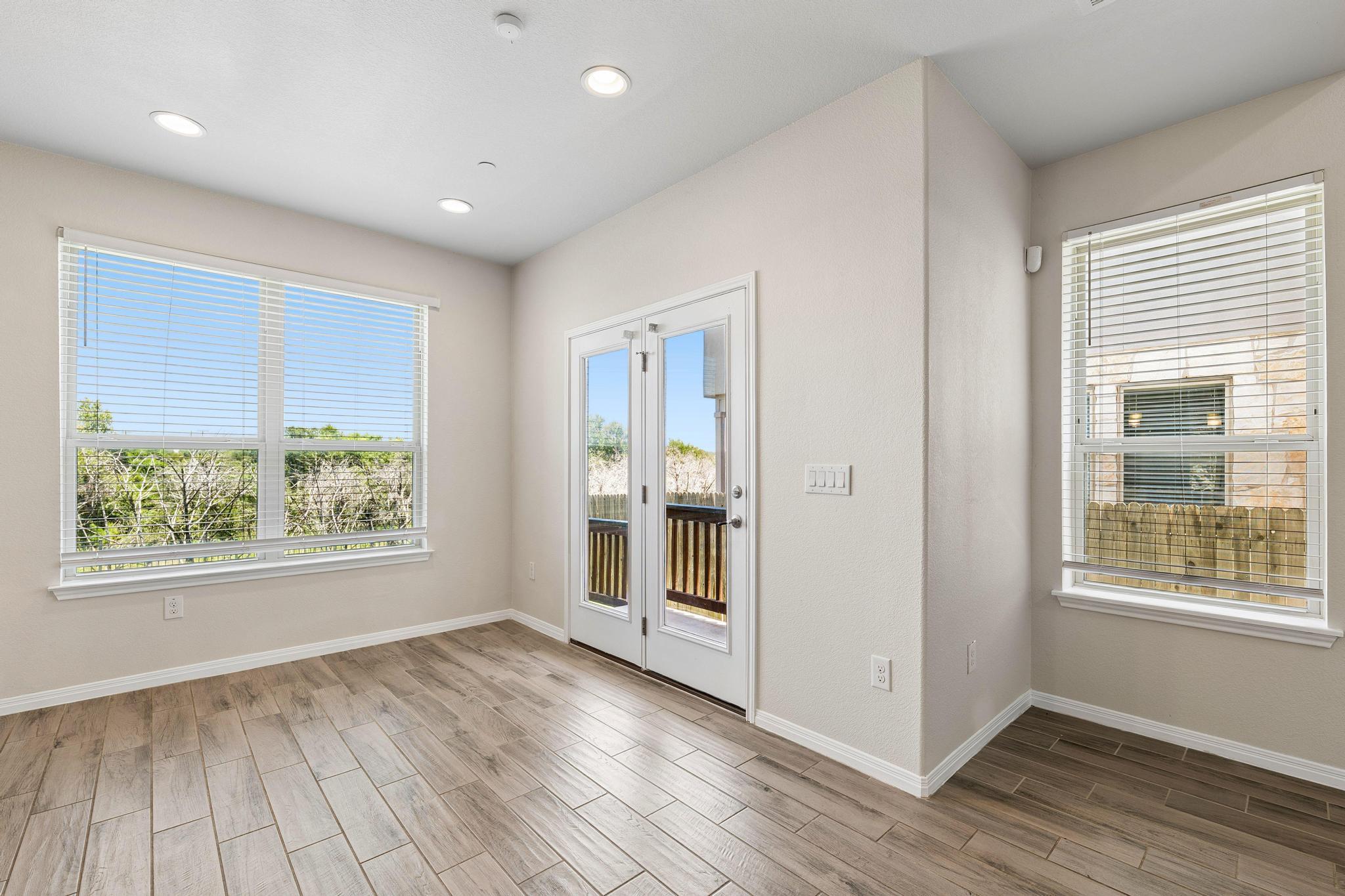 3240 E Whitestone BLVD # 4
