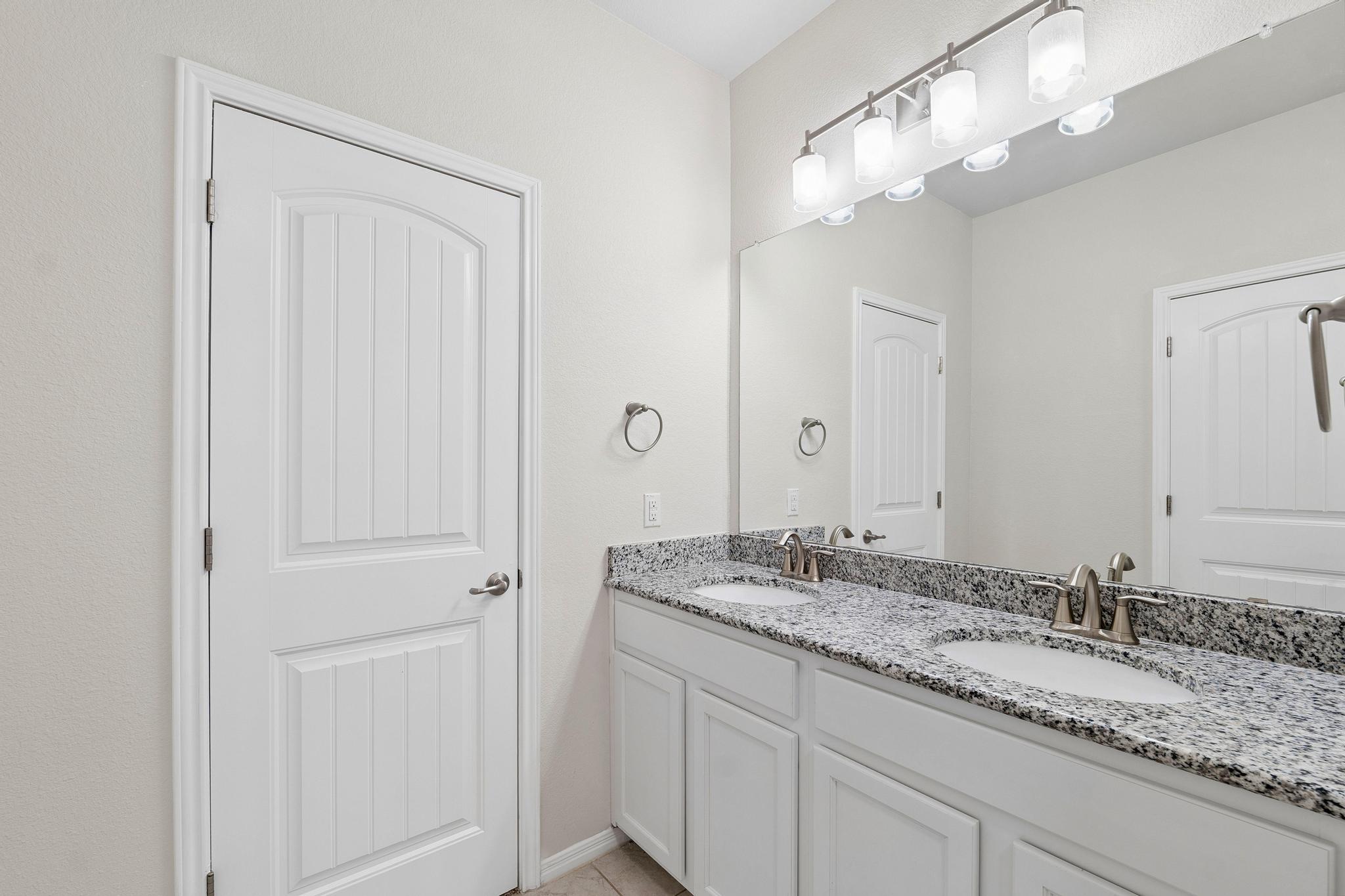 3240 E Whitestone BLVD # 4
