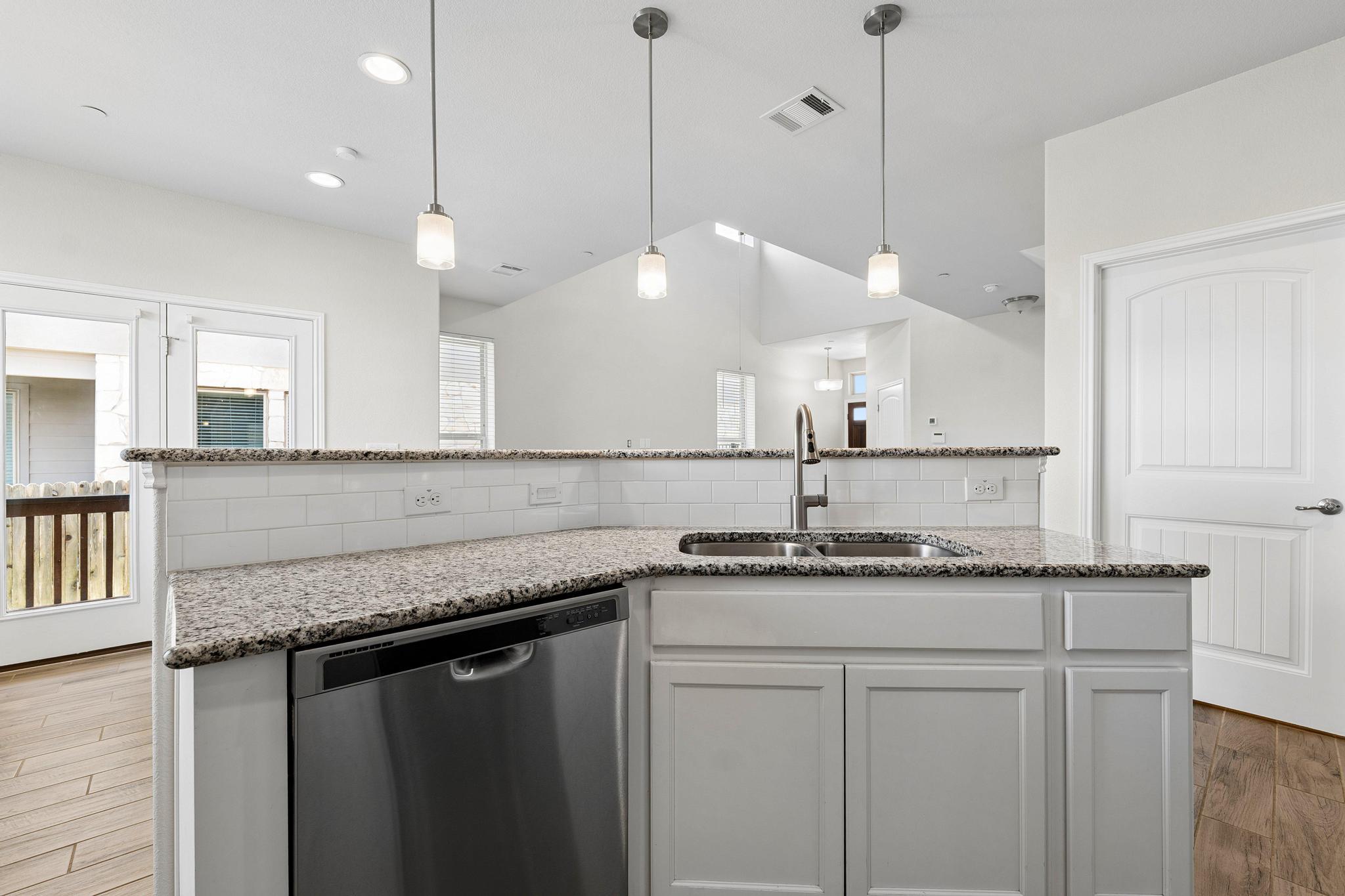 3240 E Whitestone BLVD # 4