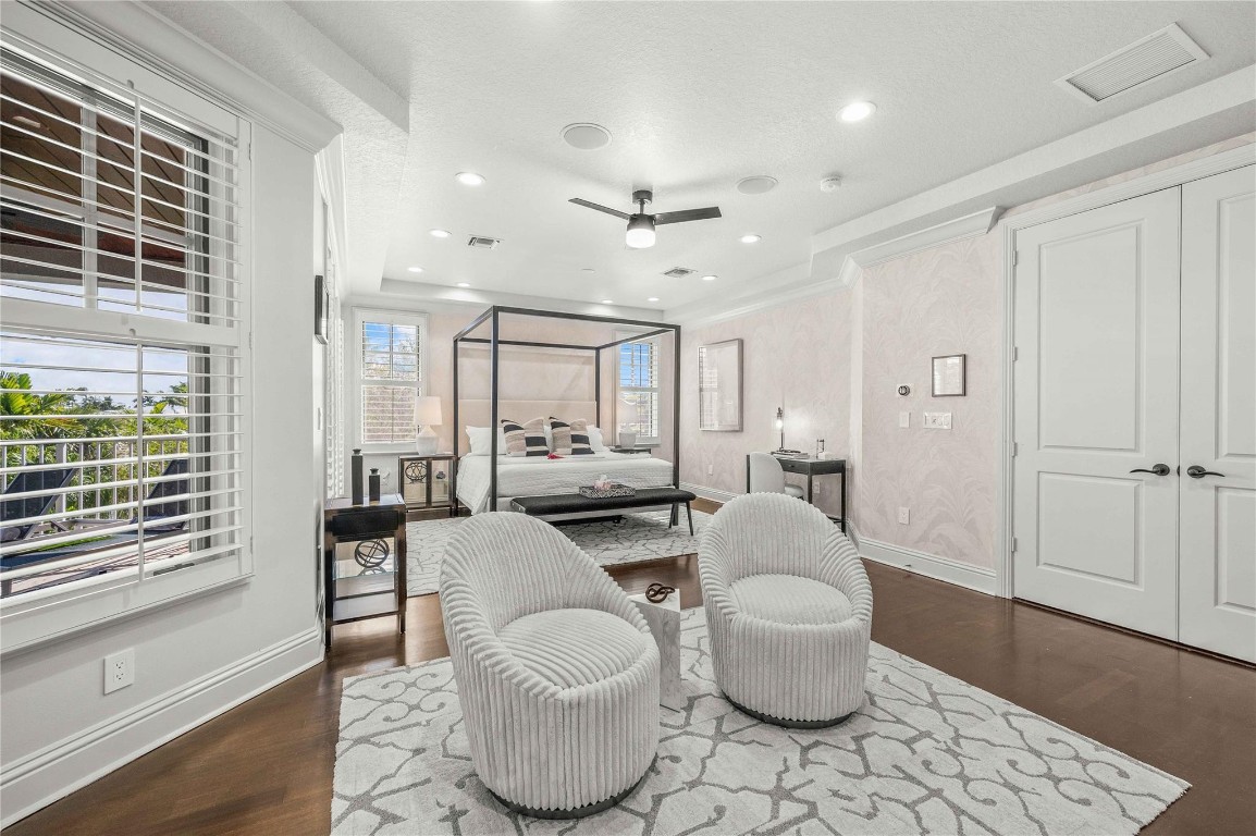 1958 Harbourview Dr.