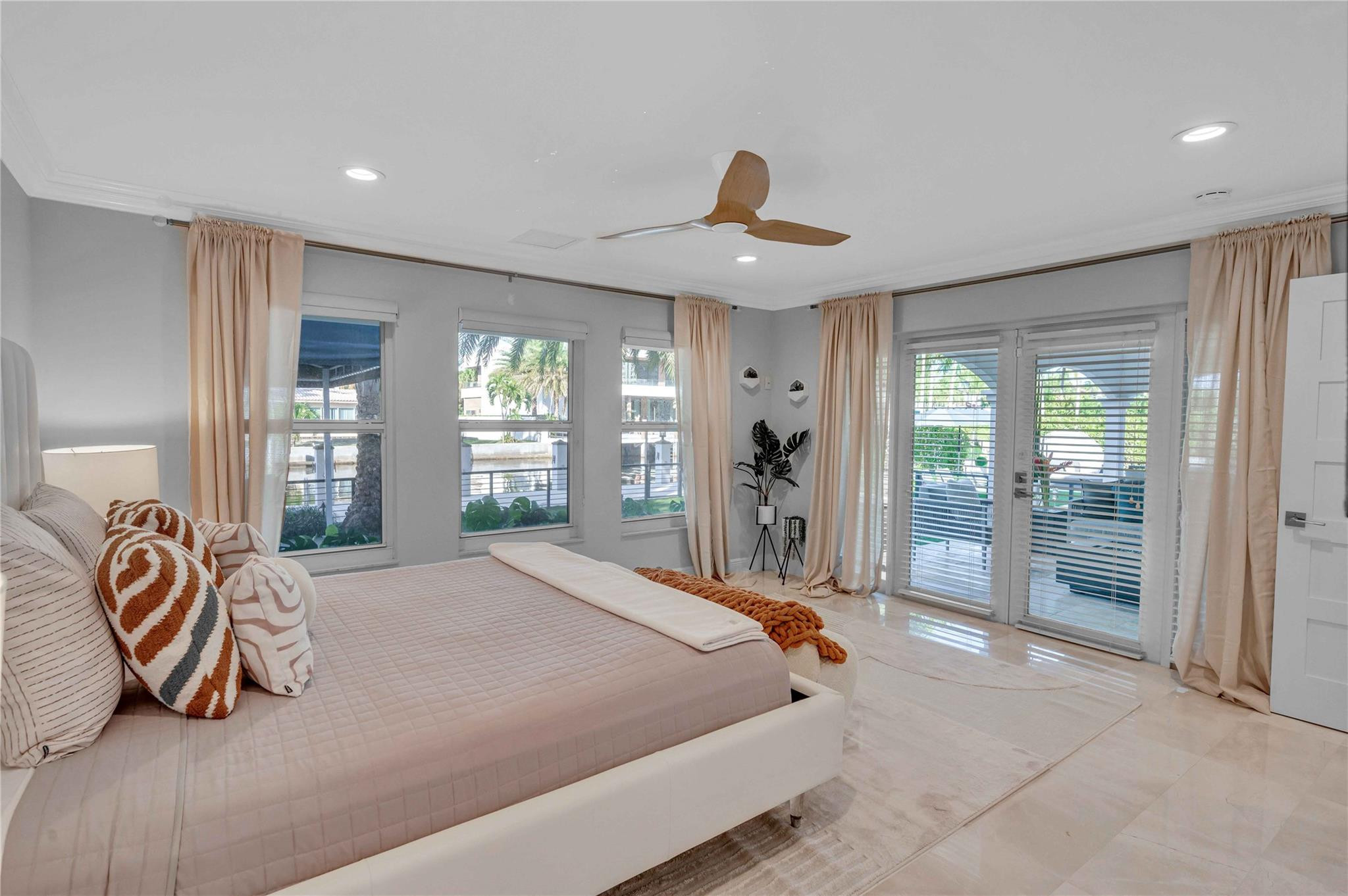 2323 Delmar Pl
