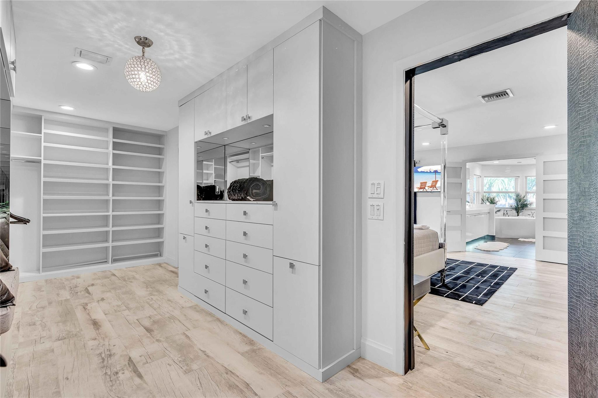 2323 Delmar Pl