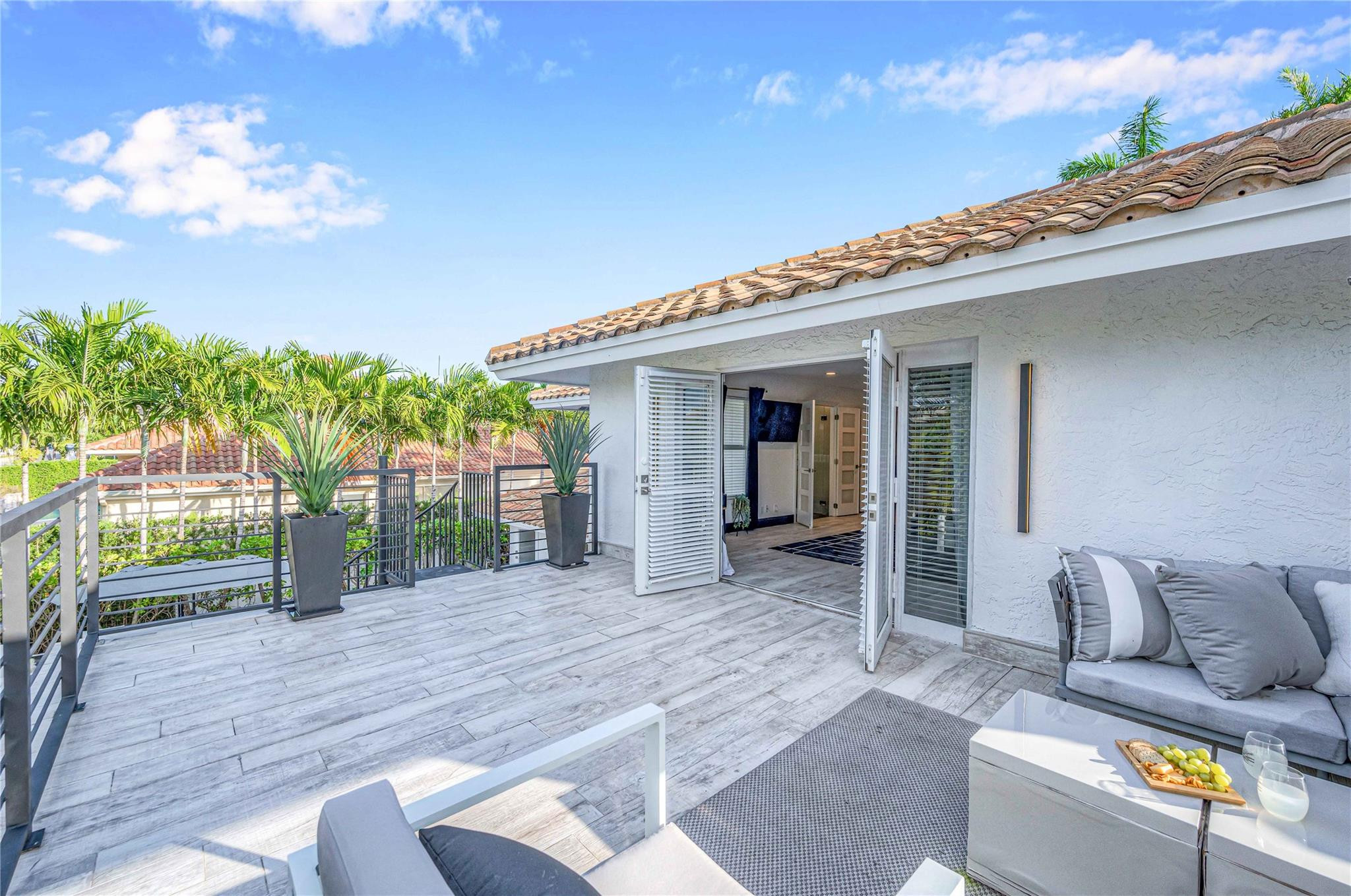 2323 Delmar Pl