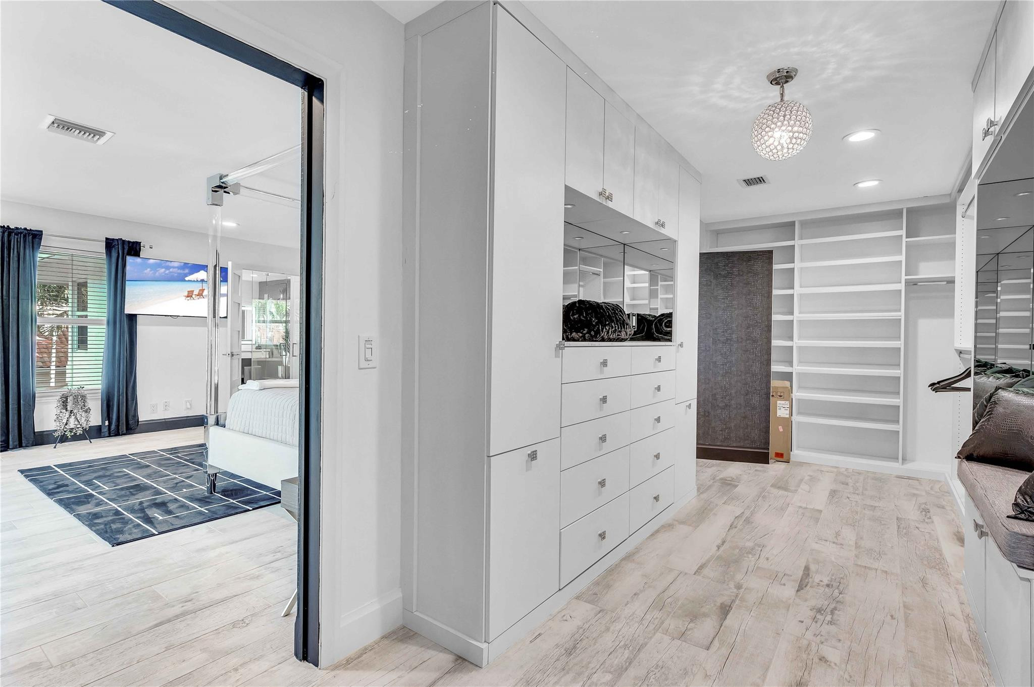 2323 Delmar Pl