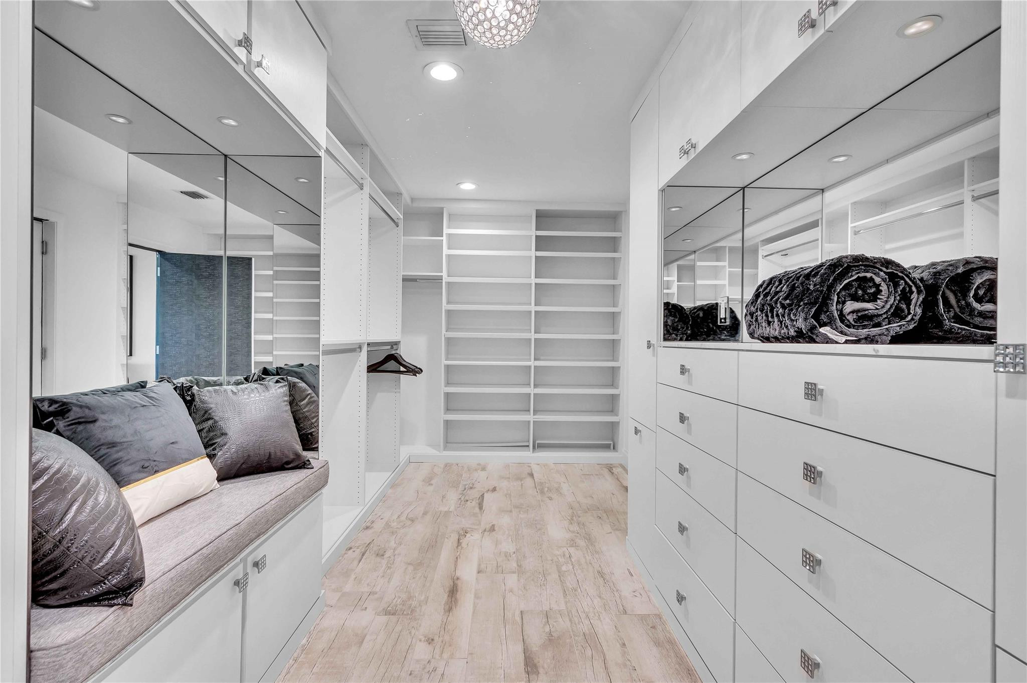 2323 Delmar Pl