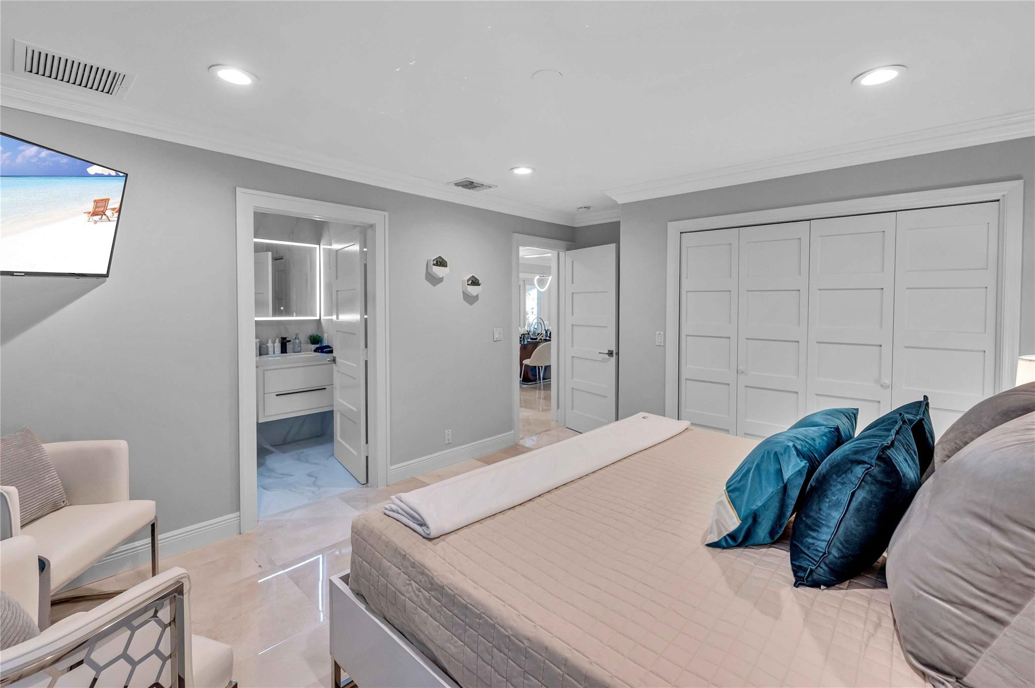 2323 Delmar Pl