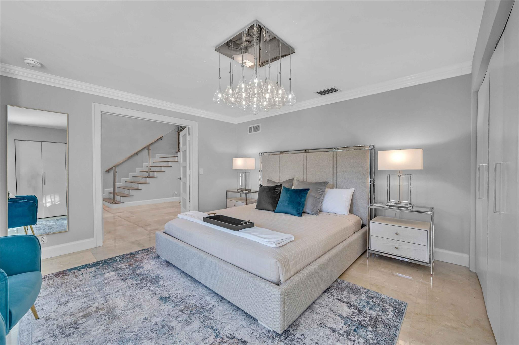 2323 Delmar Pl