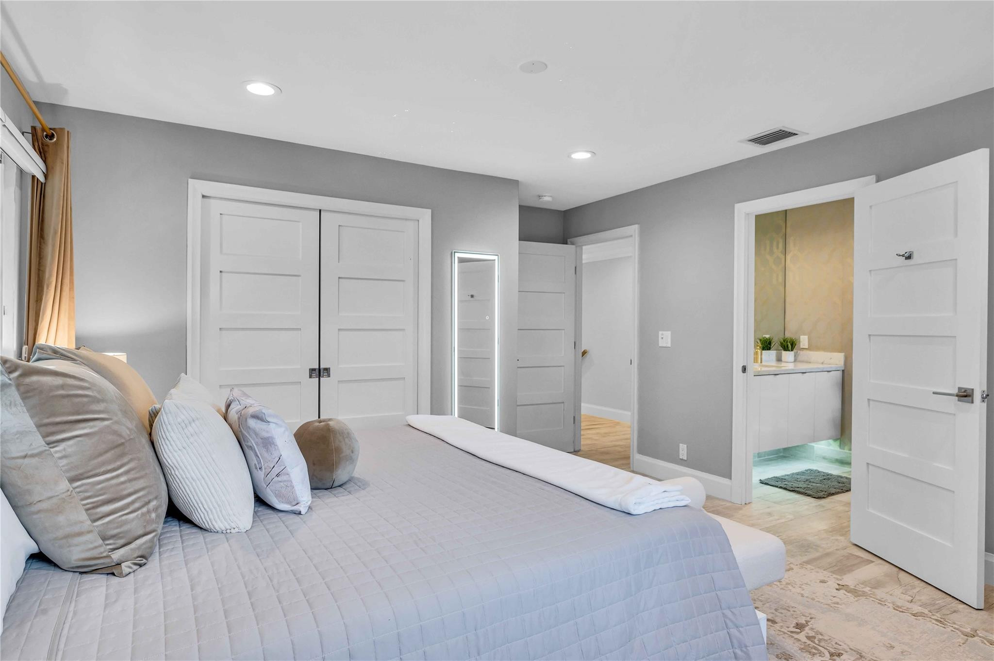 2323 Delmar Pl