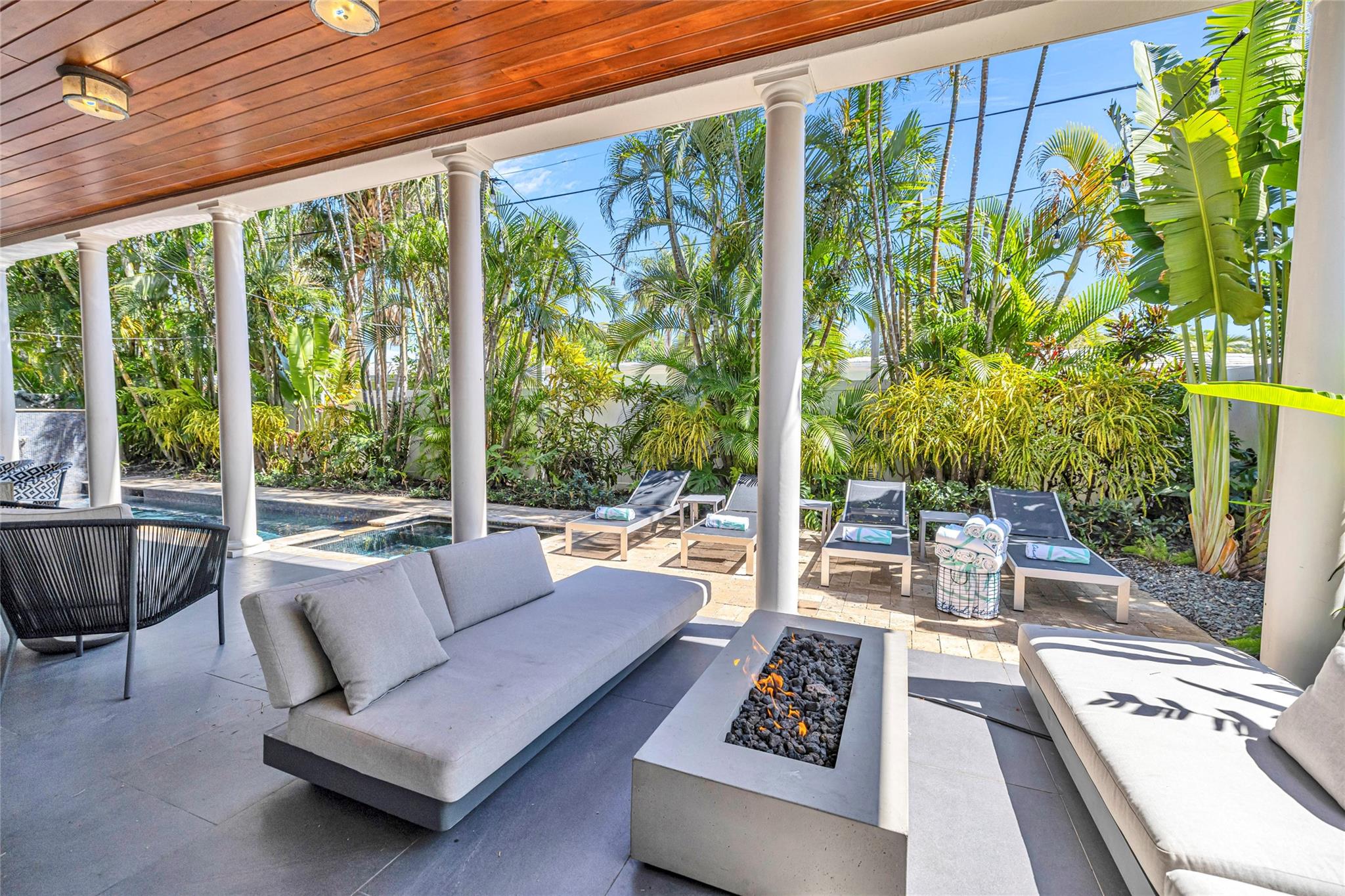 1958 Harbourview Dr.