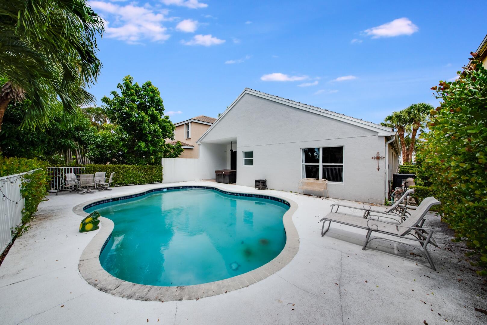 212 Kensington Way