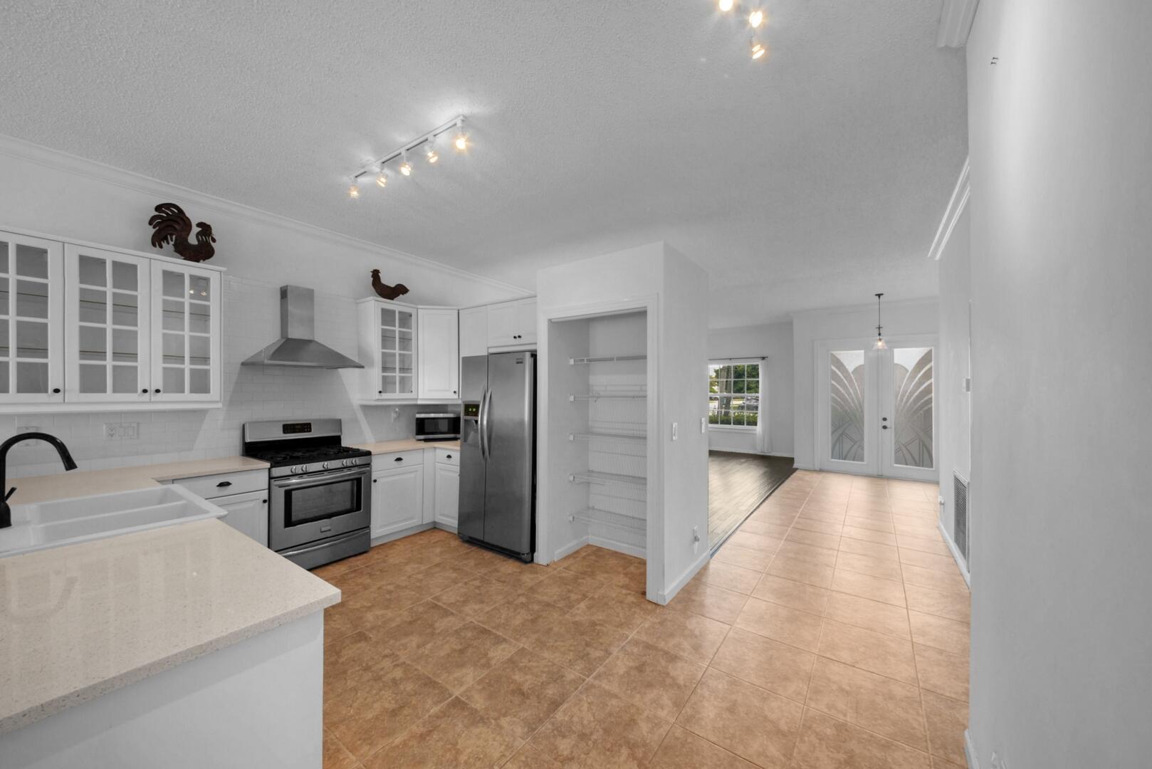 212 Kensington Way